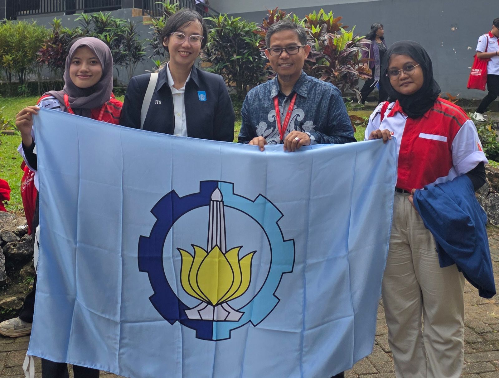 Delegasi ITS pada Pembukaan KKN Kebangsaan XIII di Hutan Pendidikan Bengo, Universitas Hasanuddin.