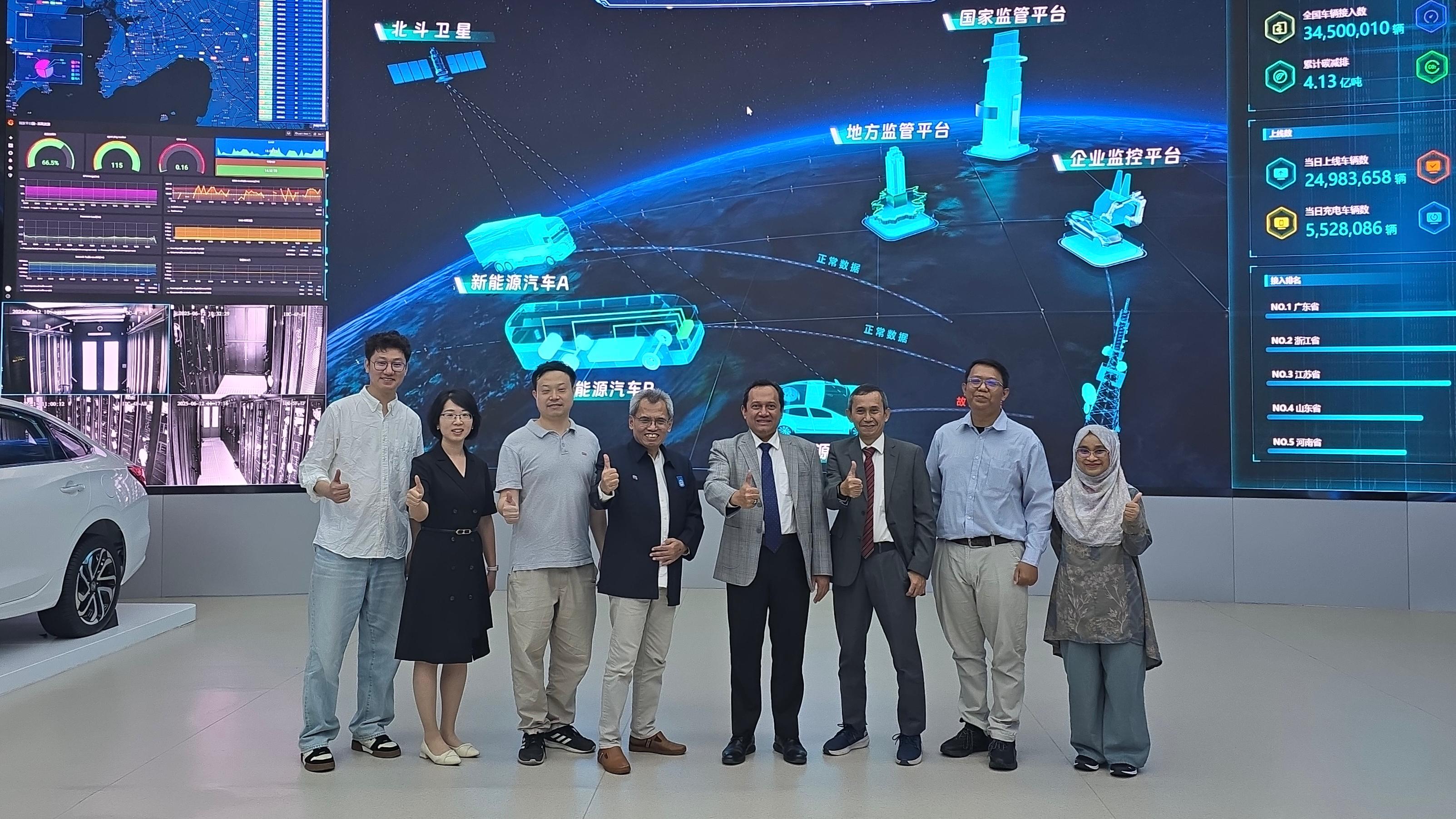 Delegasi ITS meninjau fasilitas NEL-EV di Tiongkok, pusat data kendaraan listrik nasional yang menyimpan dan menganalisis data real-time dari ratusan juta kendaraan