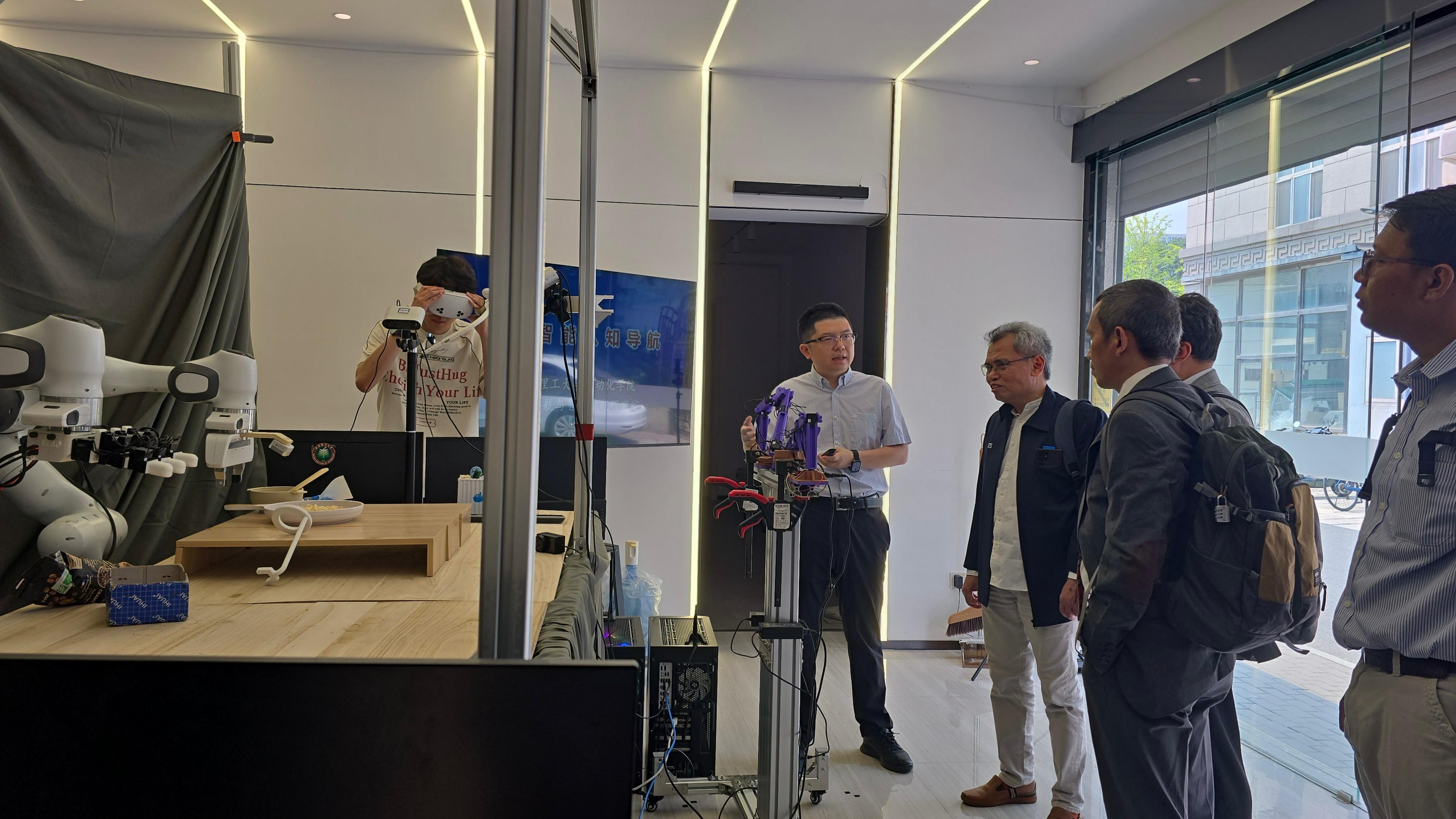 Delegasi ITS meninjau riset robotika berbasis data-driven control di School of Automation BIT, yang memungkinkan robot belajar dari video secara mandiri
