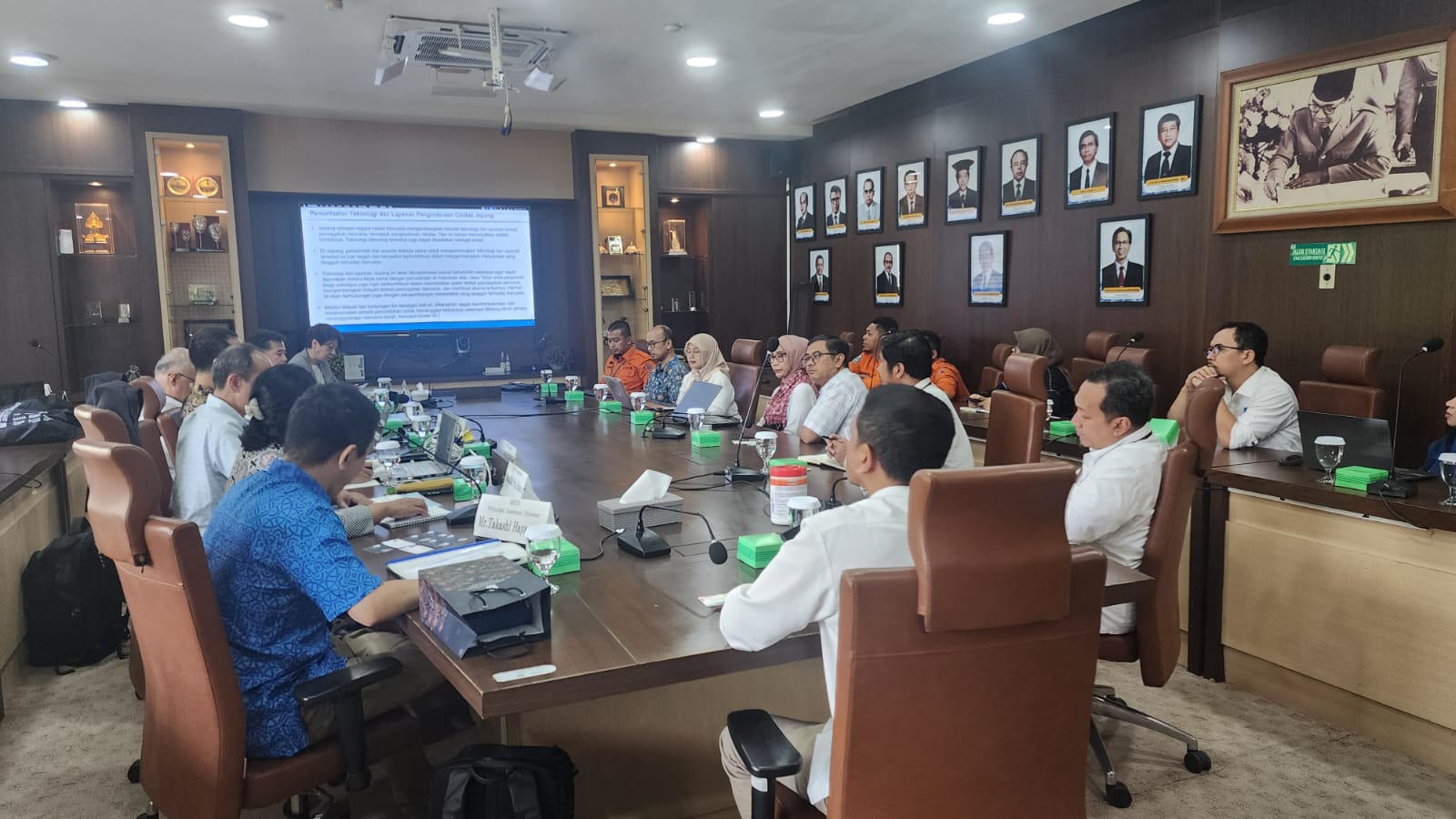 suasana saat pembahasan program Improving Intelligent Sensing Capabilities to Build Resilience in East Java