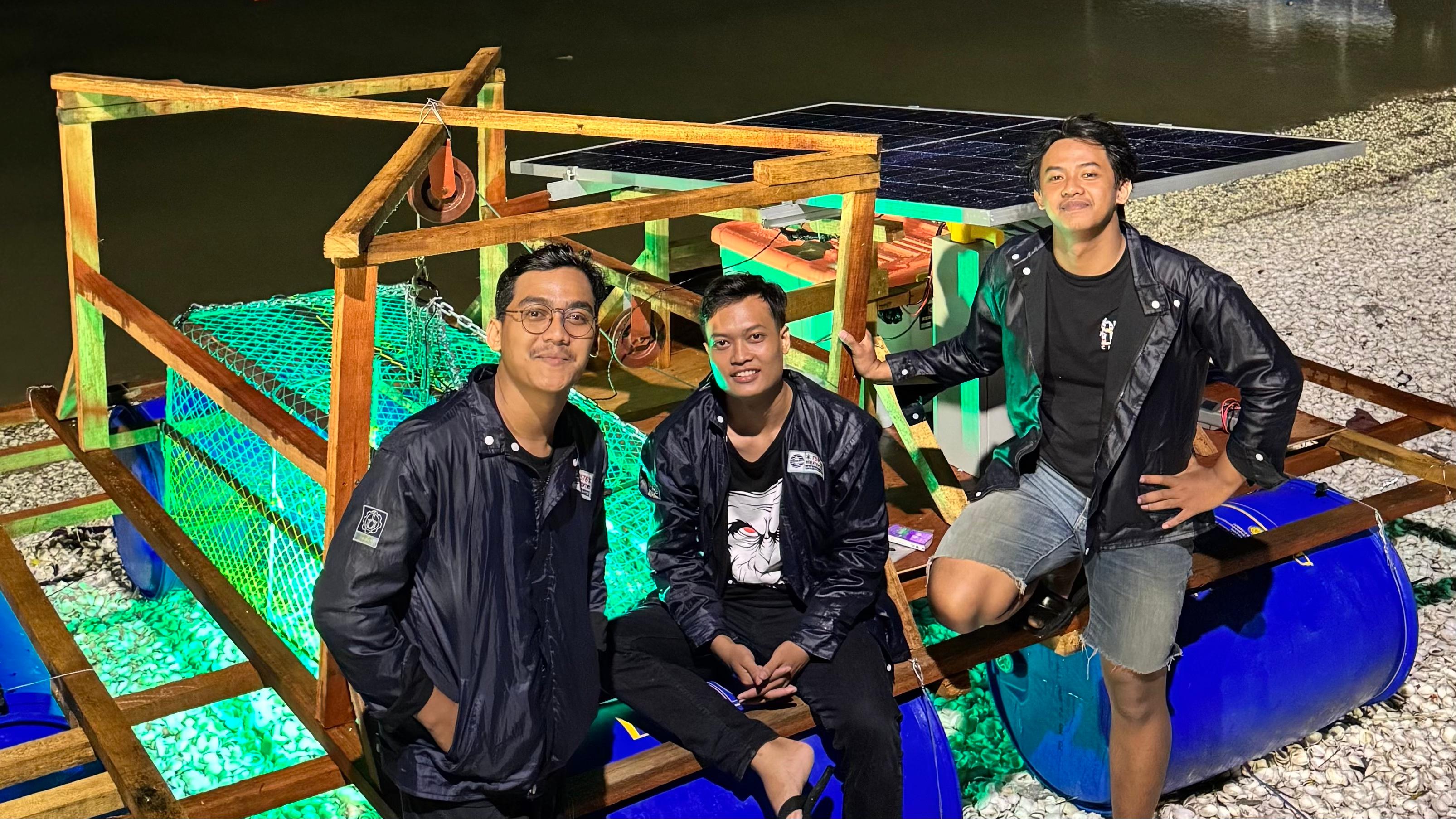Tim KKN Mandiri ITS menunjukkan hasil rancangan alat fish trap bertenaga surya yang telah dipasang di lokasi uji coba