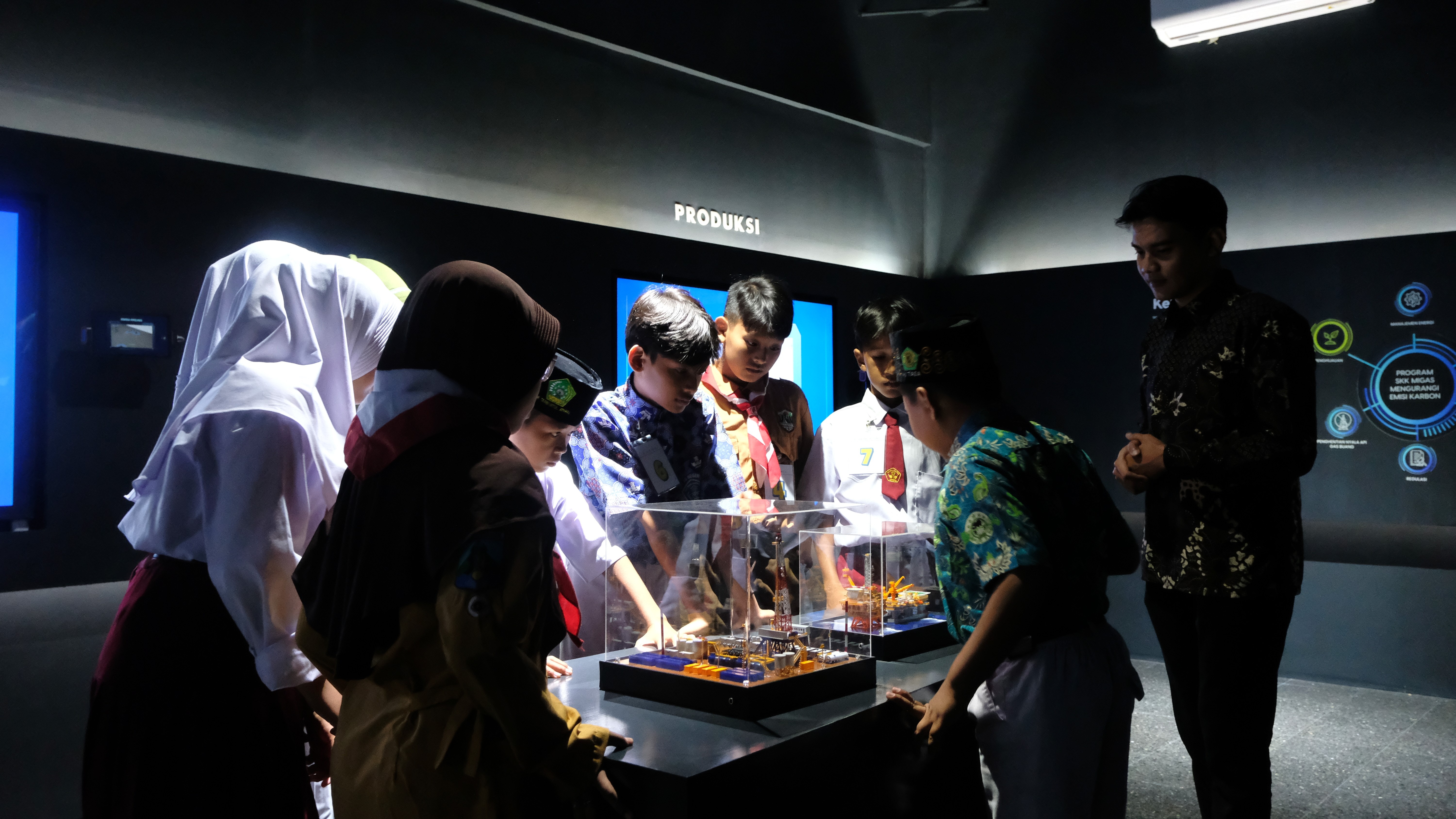 Para siswa SD saat mengunjungi Migas Corner ITS yang ada di Perpustakaan ITS