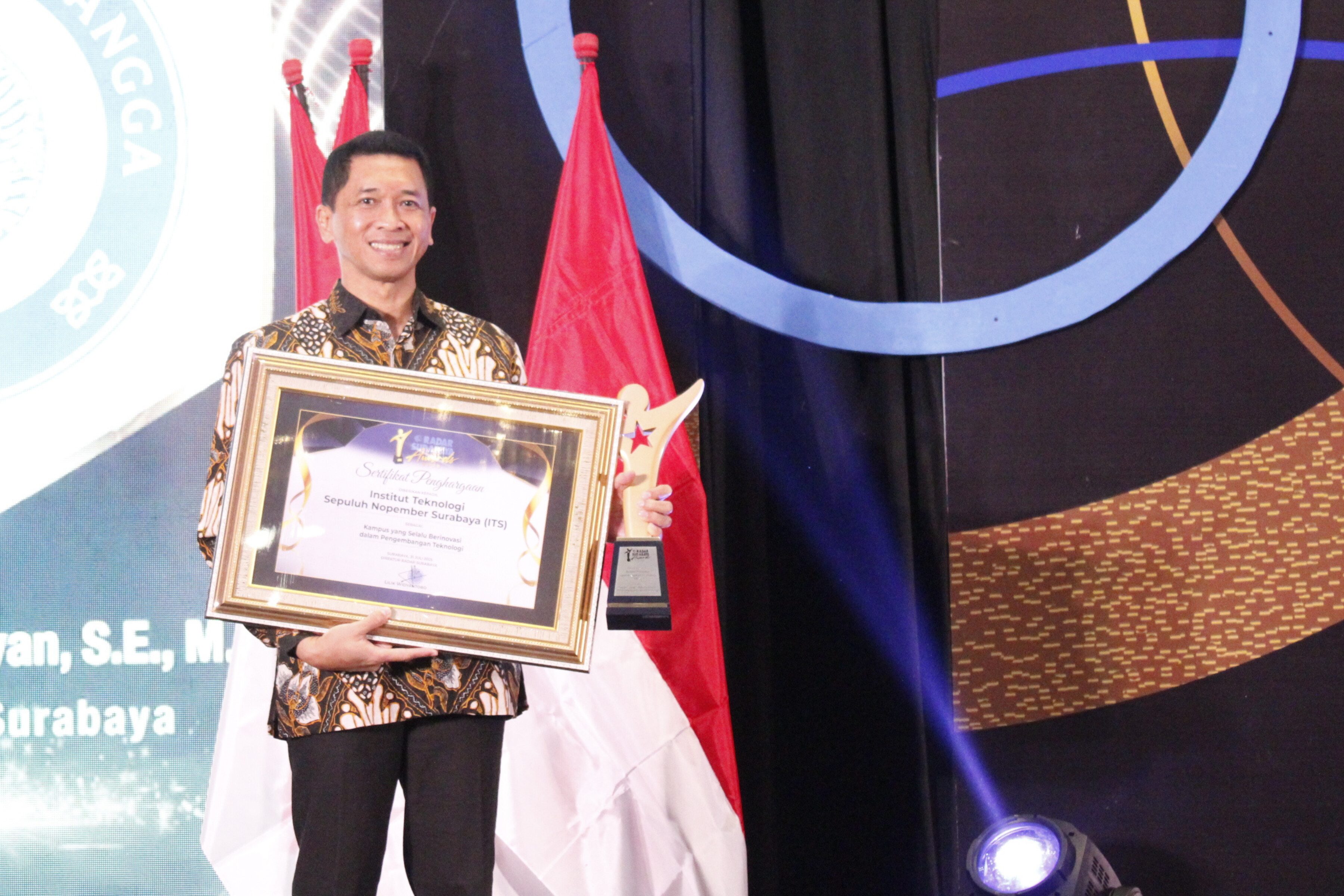 Gambar Rektor ITS Prof Ir Bambang Pramujati ST MSc Eng PhD setelah memperoleh penghargaan pada Radar Surabaya Award (RSA) 2025