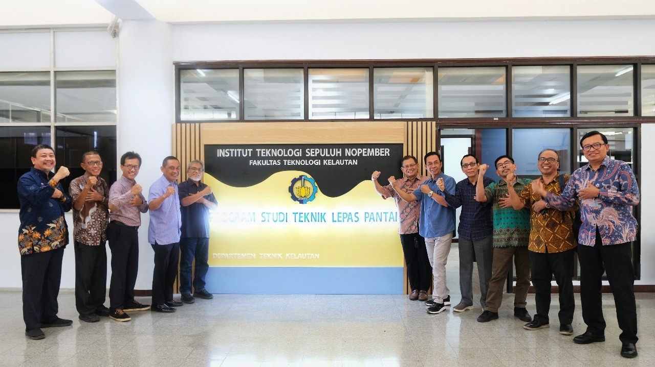 Foto Bersama di Prodi Teknik Lepas Pantai ITS