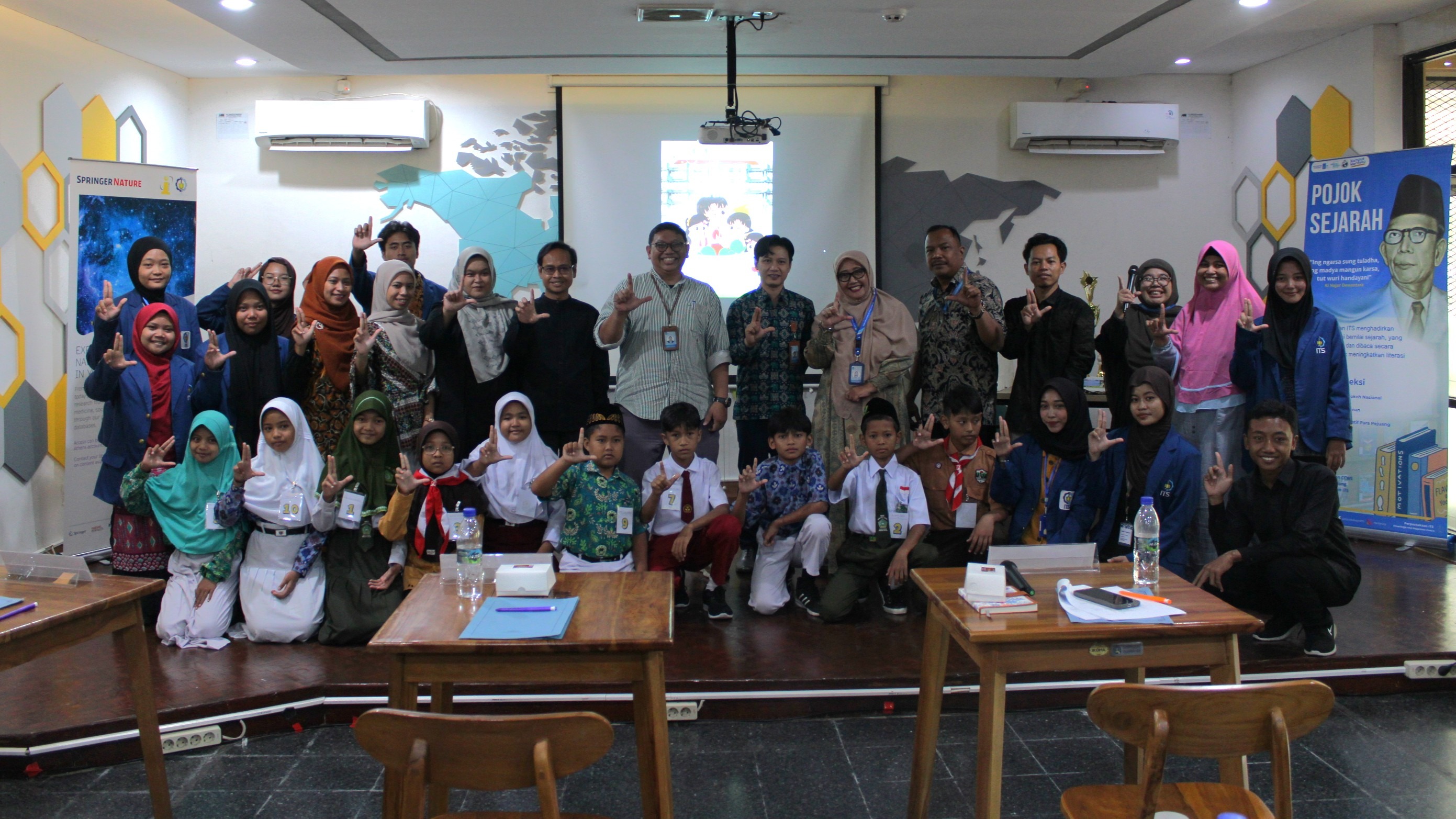 Para siswa dan siswi SD bersama para pendamping tim KKN Tematik Literasi ITS saat berkunjung dan berlomba bercerita di Perpustakaan ITS