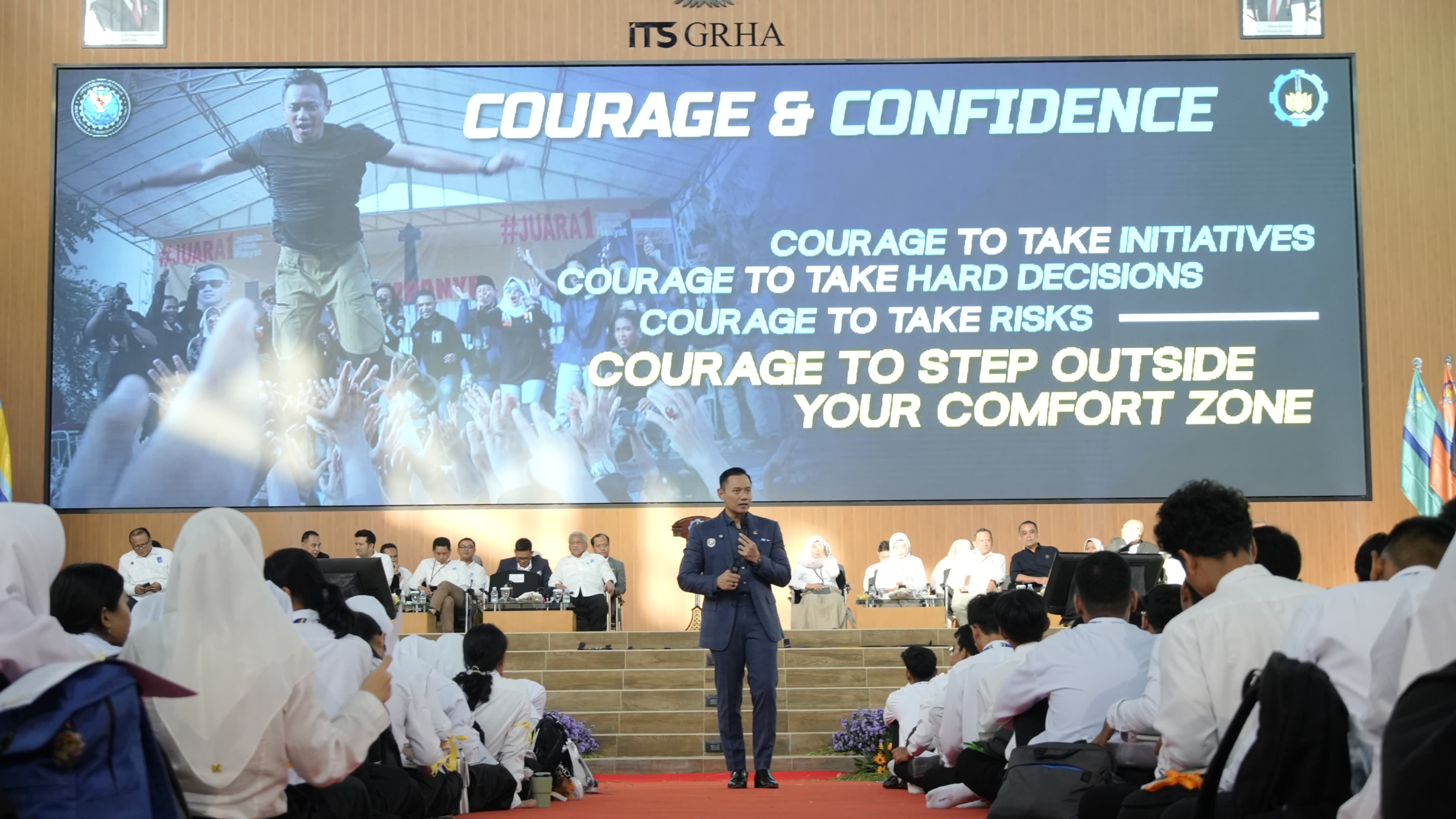 AHY menanamkan rasa keberanian dan kepercayaan diri kepada maba ITS 2025 dalam penyampaian materi di studium generale