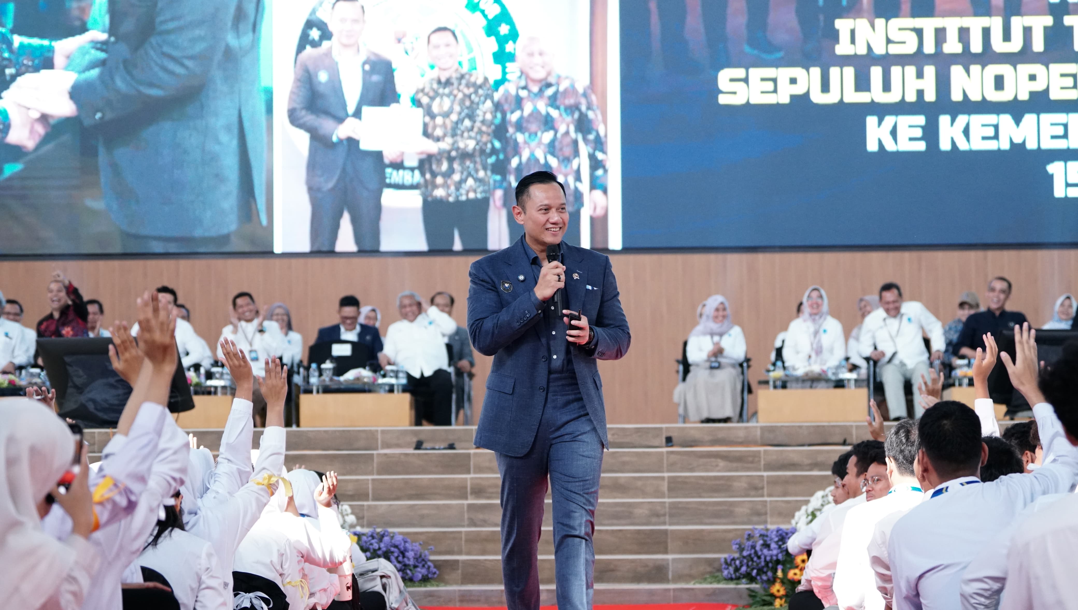 AHY mengajak maba ITS 2025 mewujudkan Indonesia Emas 2045 melalui kegiatan studium generale di Grha Sepuluh Nopember, Senin (4/8)