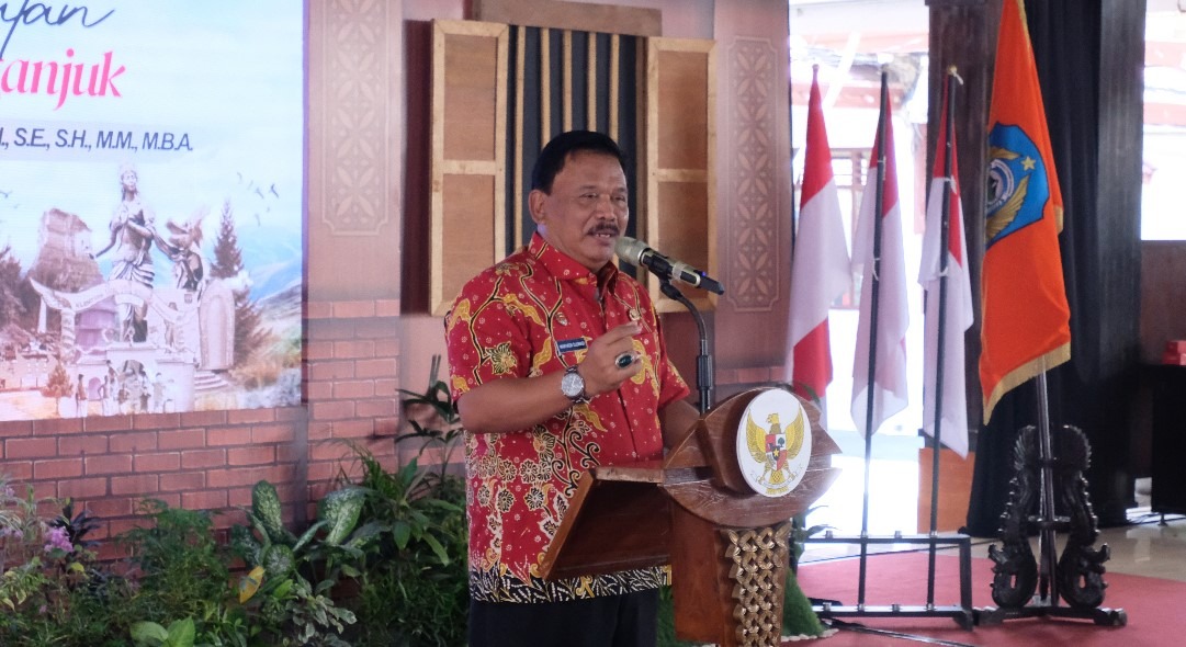 Bupati Nganjuk Dr Drs H Marhaen Djumadi AMd SE SH MH MBA saat memberikan sambutan kepada rombongan ITS di Kantor Bupati Nganjuk