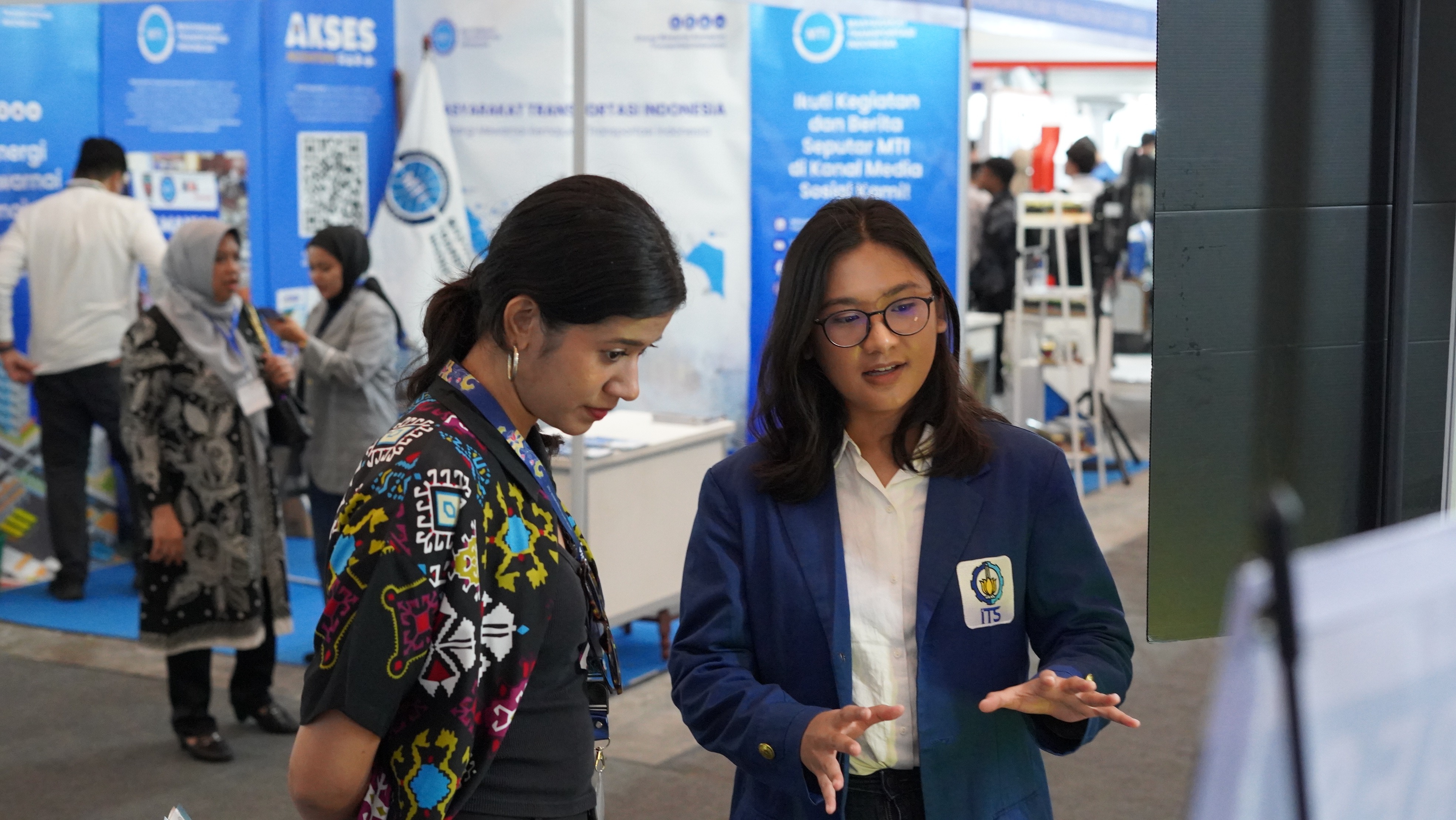 Gambar Salah satu anggota Tim Barunastra ITS memaparkan spesifikasi inovasi yangn dimilikii kapal Nala Ares kepada pengunjung