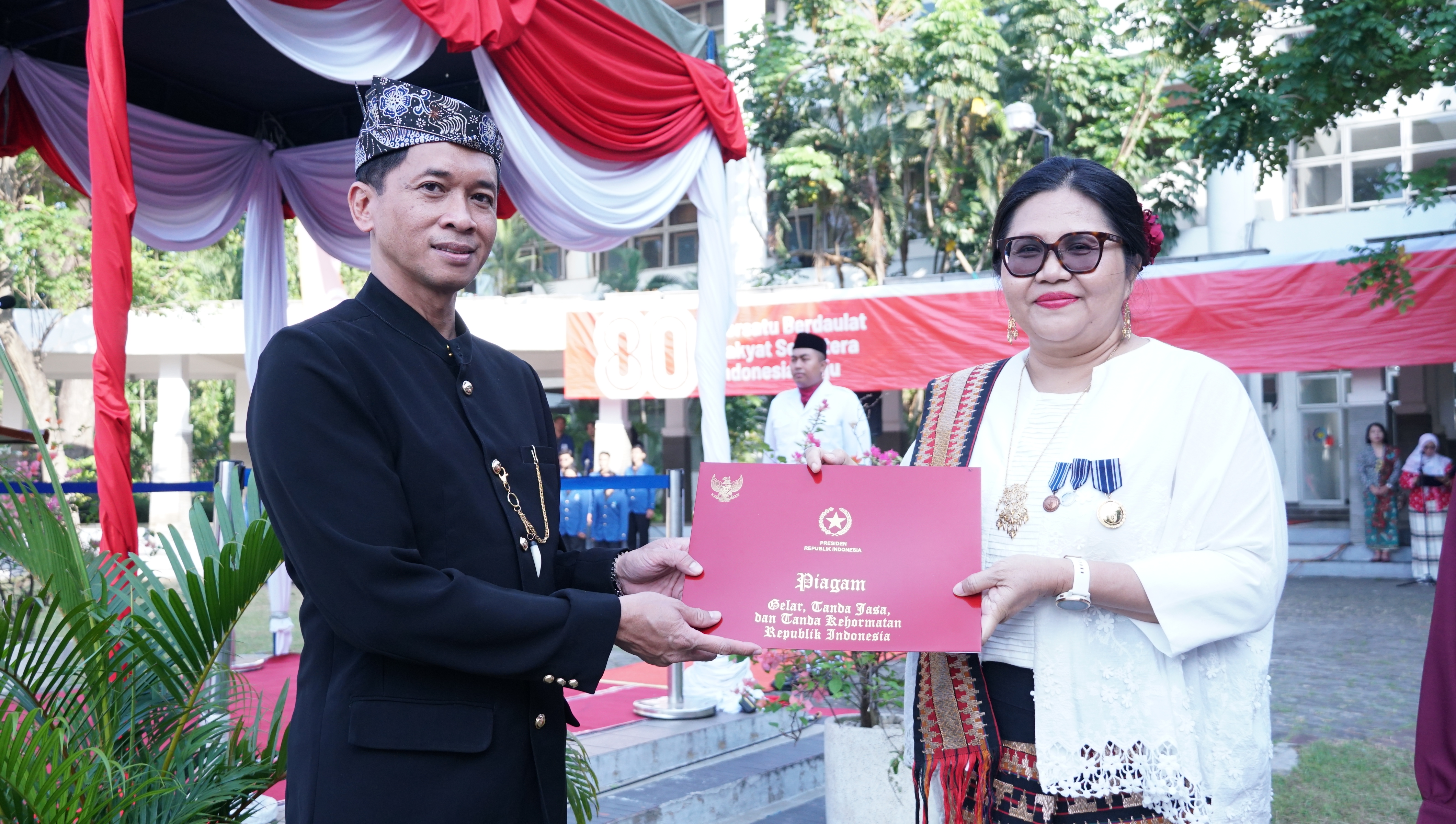 Foto Rektor ITS (kiri) saat memberikan tanda kehormatan Satyalancana Karya Satya XXX tahun kepada Dr Susi Agustina Wilujeng ST MT