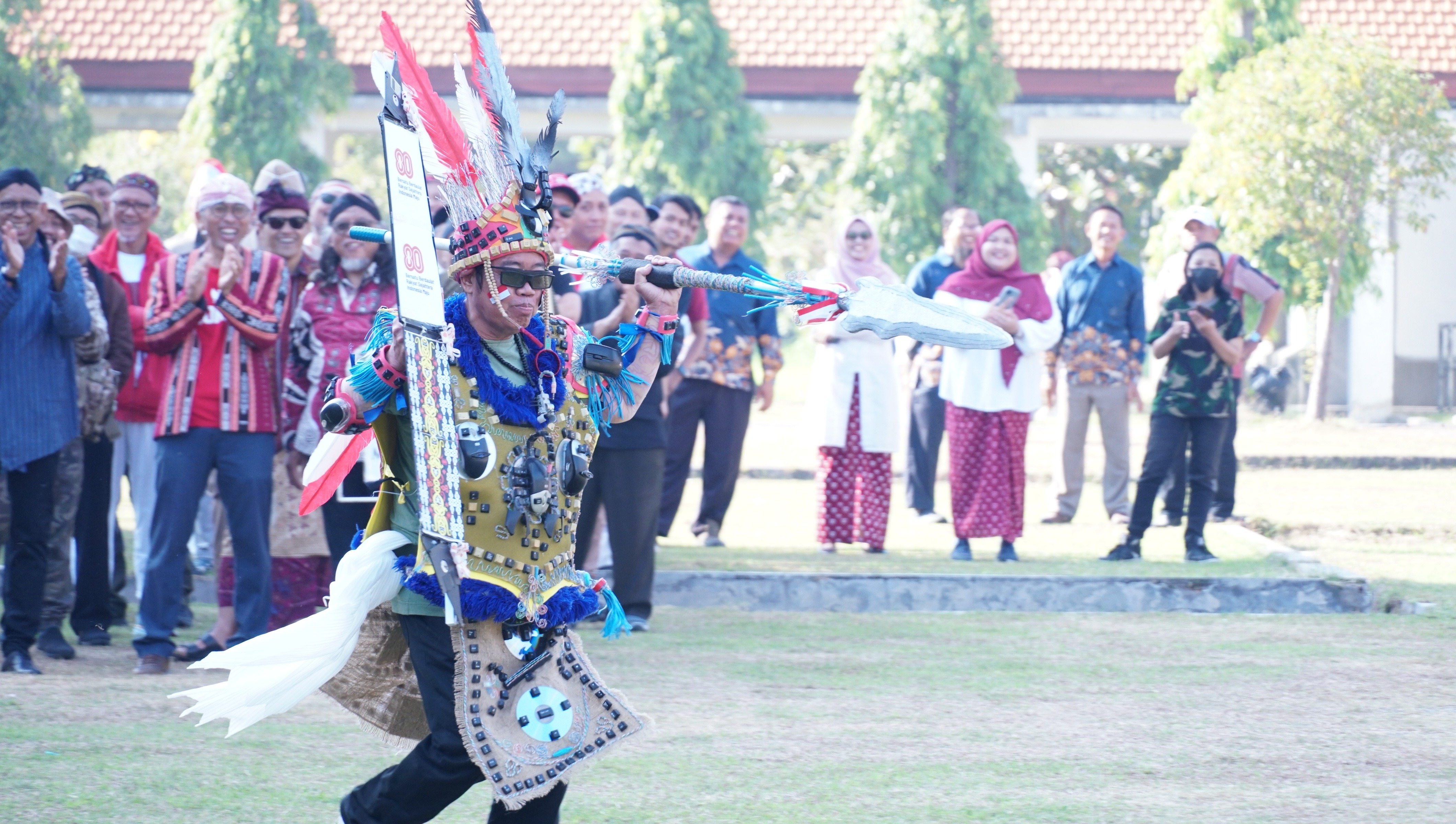 Foto Tenaga kependidikan (tendik) dari Direktorat Pengembangan Teknologi dan Sistem Informasi (DPTSI) ITS yang memenangkan lomba kostum terbaik pada gelaran peringatan HUT KE-80 RI di ITS