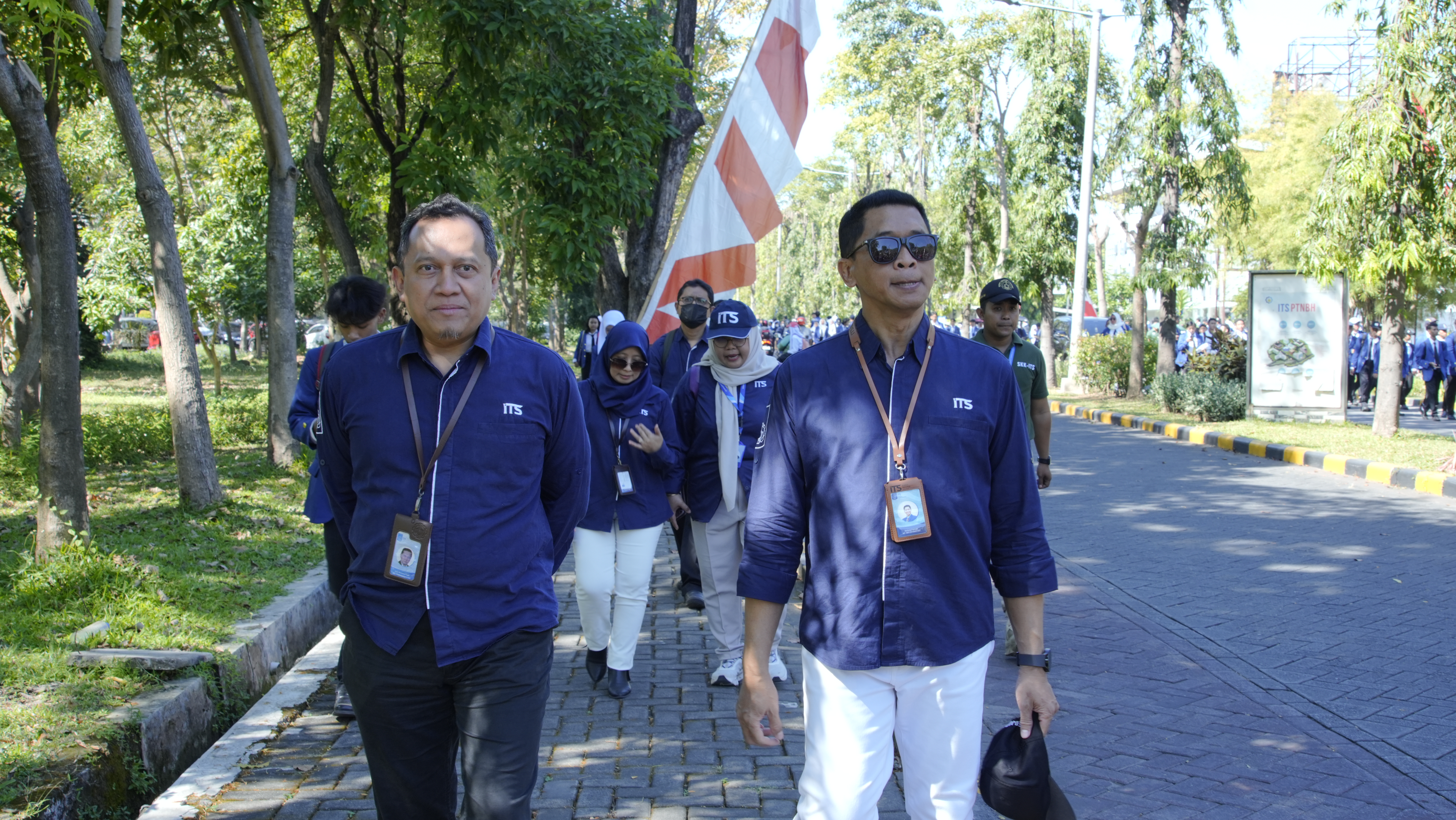 Gambar Rektor ITS Prof Ir Bambang Pramujati ST MScEng PhD (kanan) dan Wakil Rektor I ITS Prof Agus Muhamad Hatta ST MSi PhD (kiri) bersama jajaran petinggi ITS ketika berjalan kaki meinggalkan lokasi PMB ITS 2025