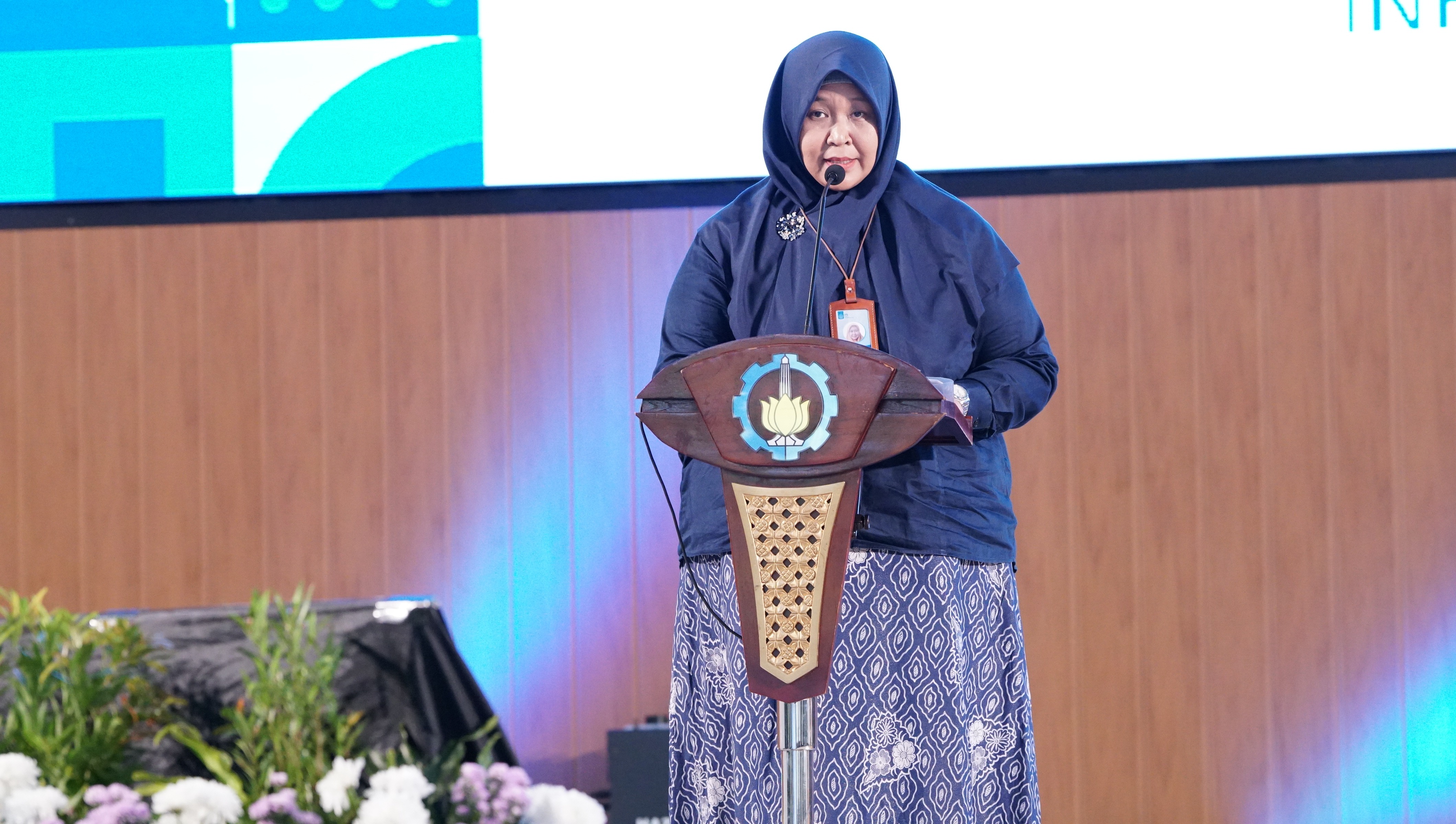 Gambar Direktur Pendidikan Sarjana dan Pascasarjana ITS Prof Dr Eng Chastine Fatichah SKom MKom memberikan laporan penerimaan mahasiswa baru pascasarjana