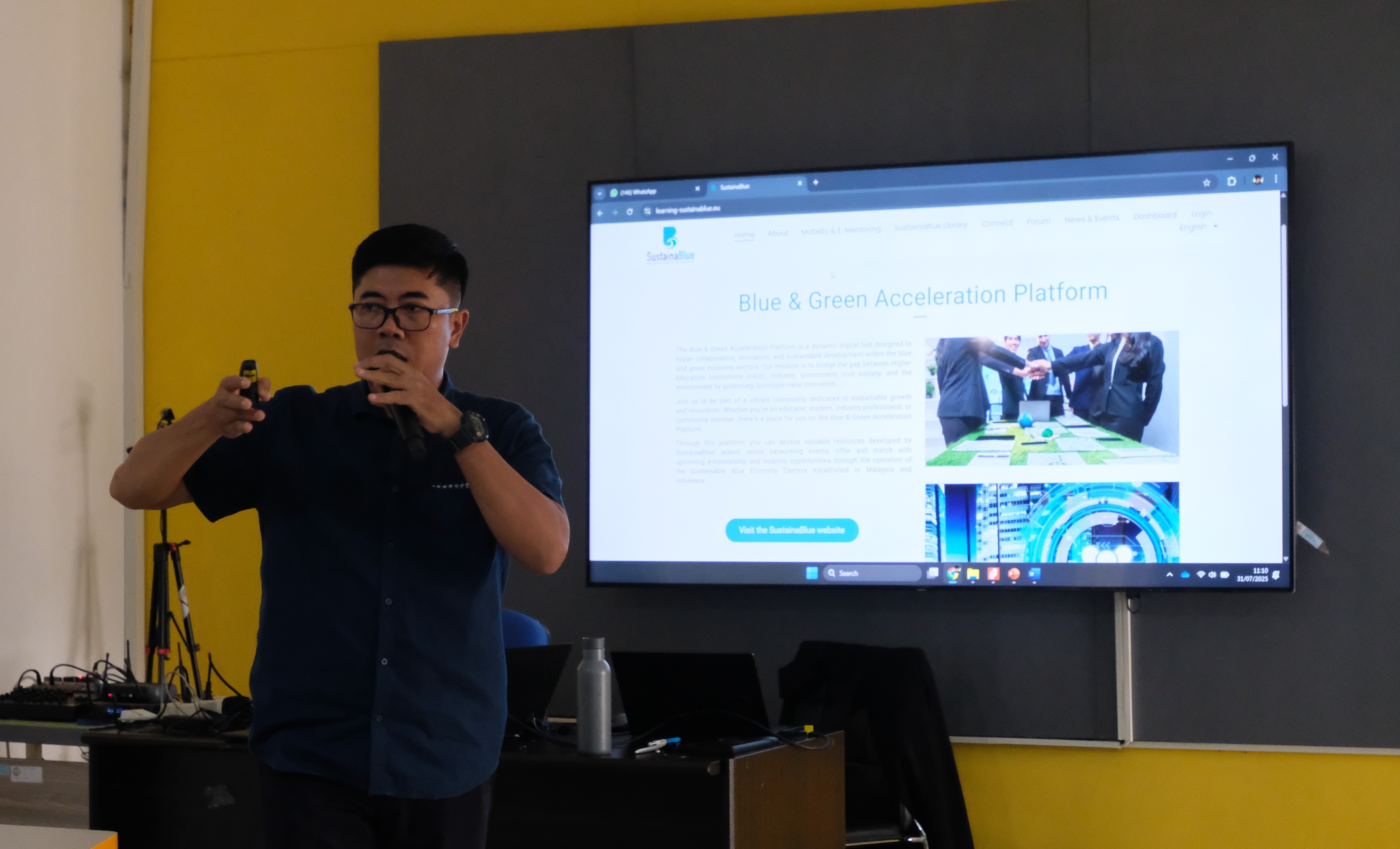 Dosen Departemen Biologi ITS Farid Kamal Muzaki SSi MSi menjelaskan terkait Blue and Green Acceleration Platform kepada peserta SustainaBlue