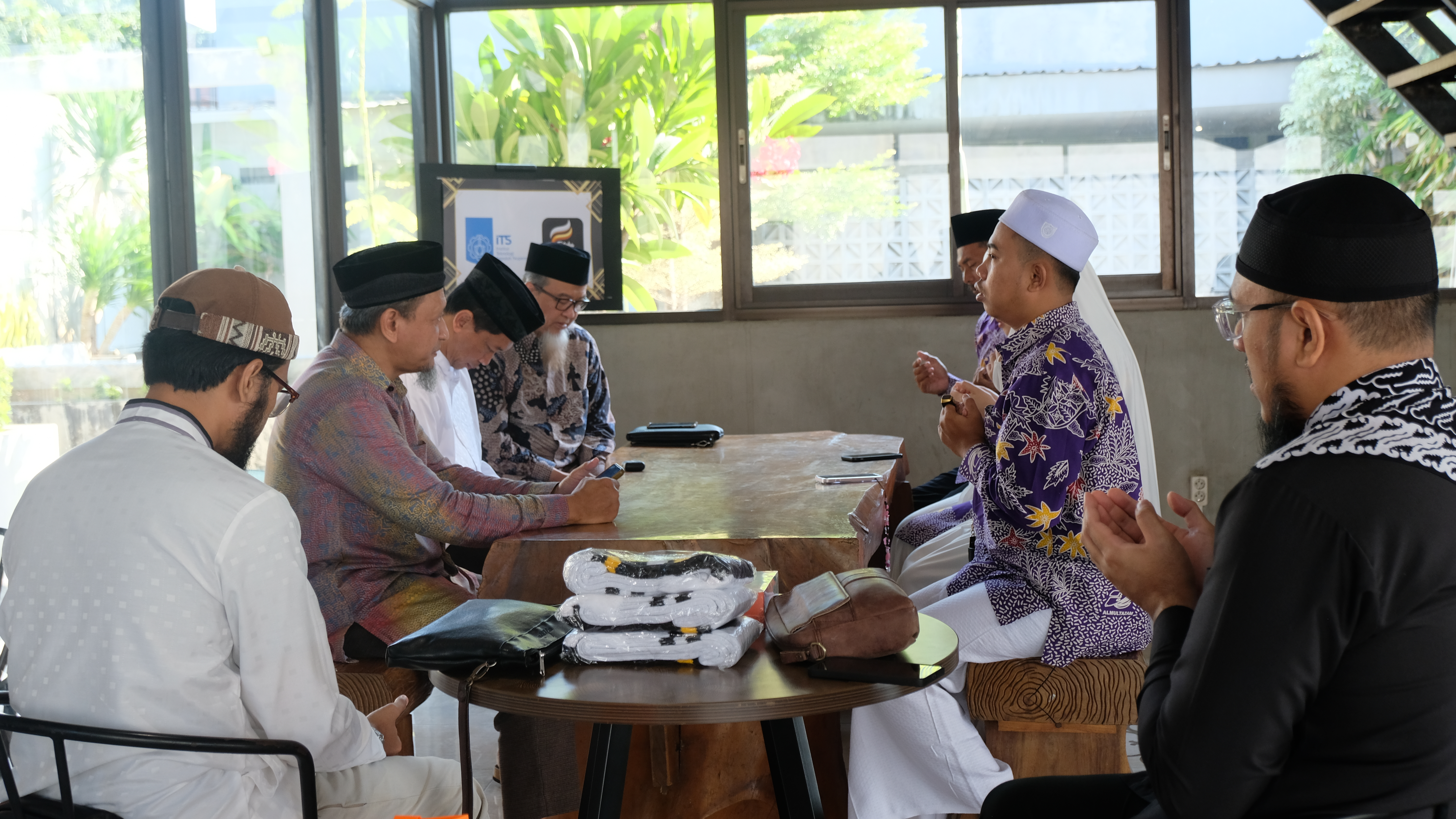 Suasana khusuk doa bersama Fatuha Travel bersama para calon jamaah umrah ITS 2025