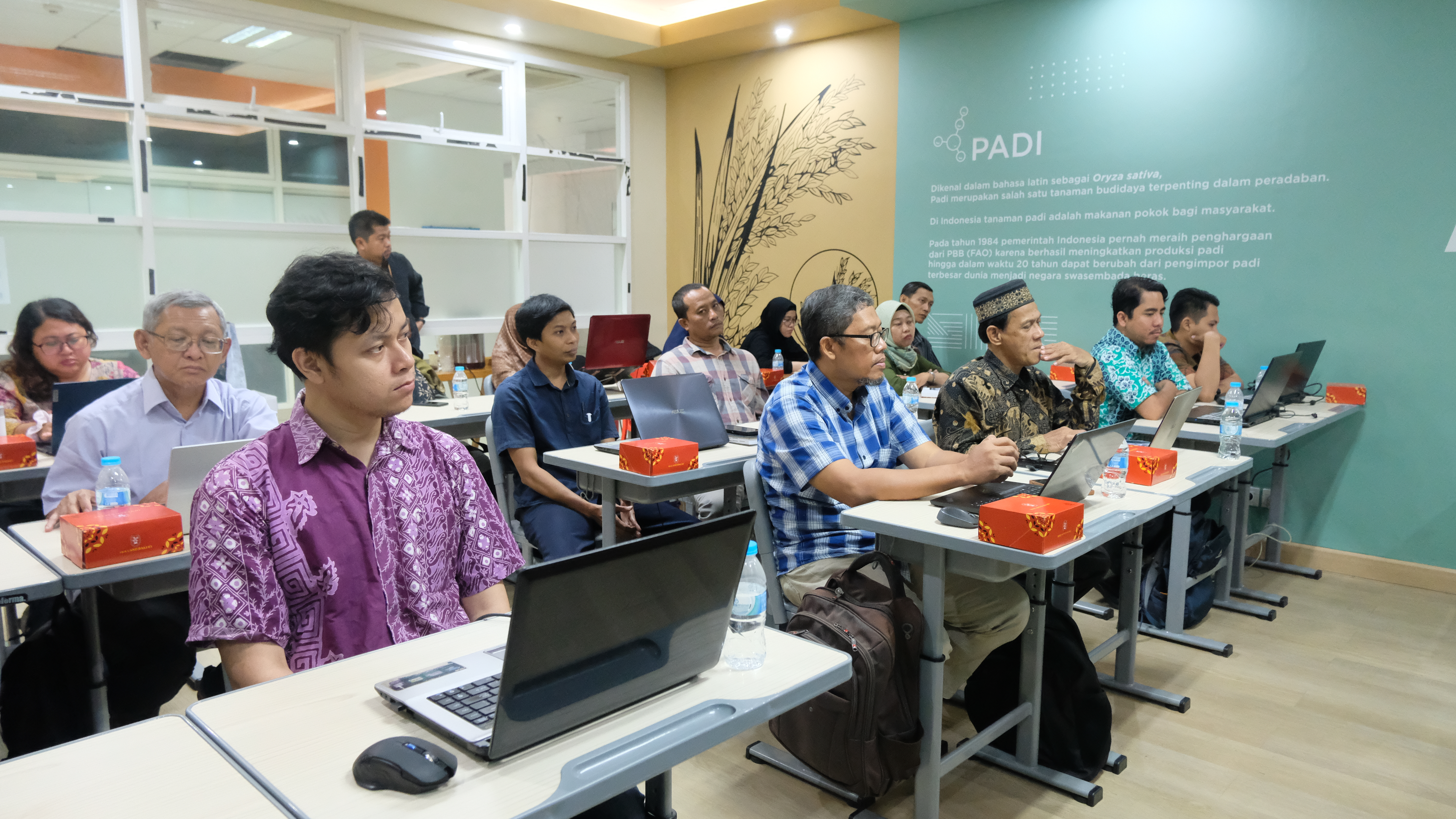 Peserta pelatihan saat mendengarkan materi terkait penyelia halal