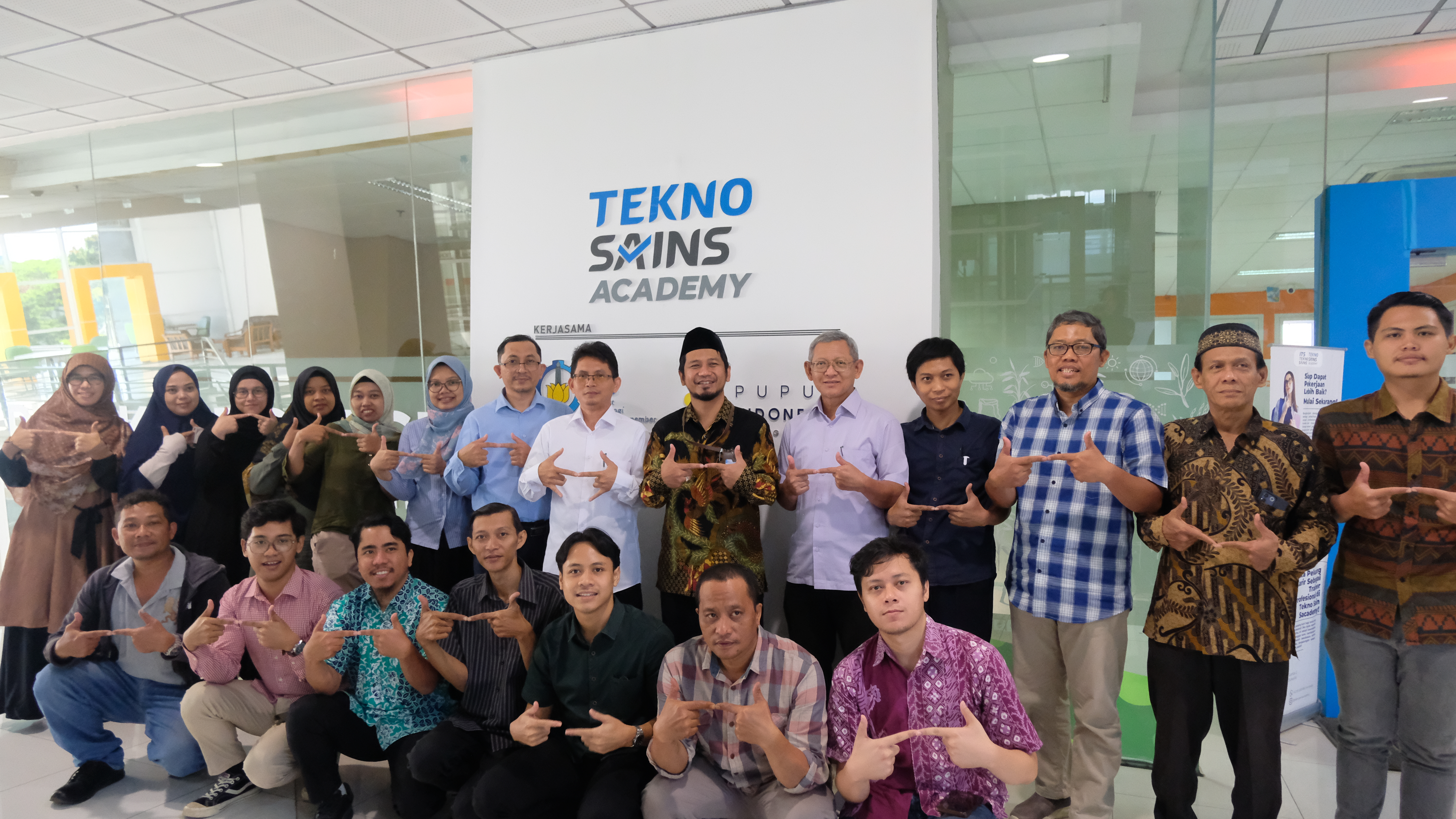 Para peserta pelatihan penyelia halal bersama dengan tim BPJPH RI usai mengikuti pelatihan