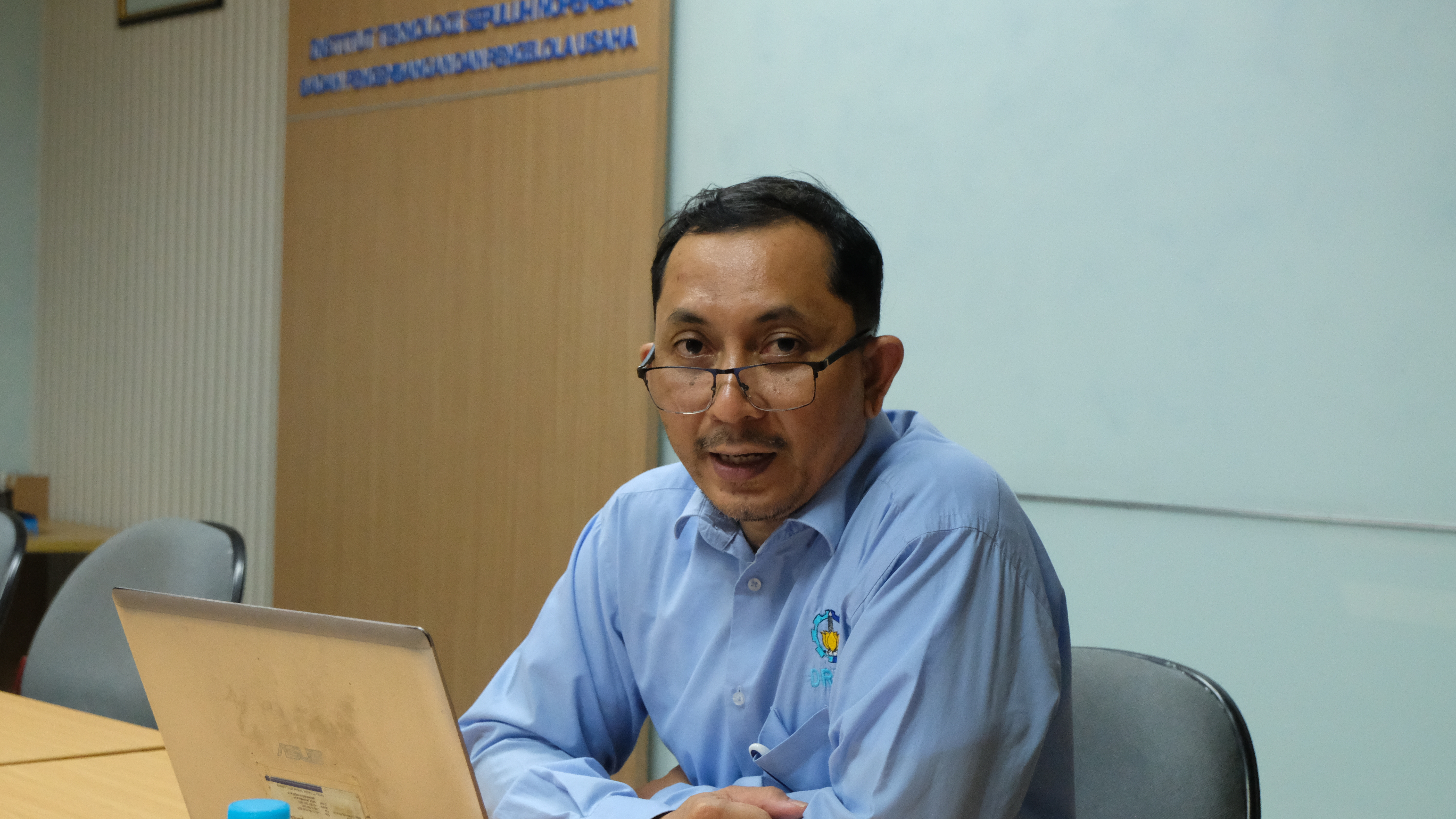 Kepala Pusat Kajian Halal ITS Prof Setiyo Gunawan ST PhD IPM saat menjelaskan pelatihan penyelia halal