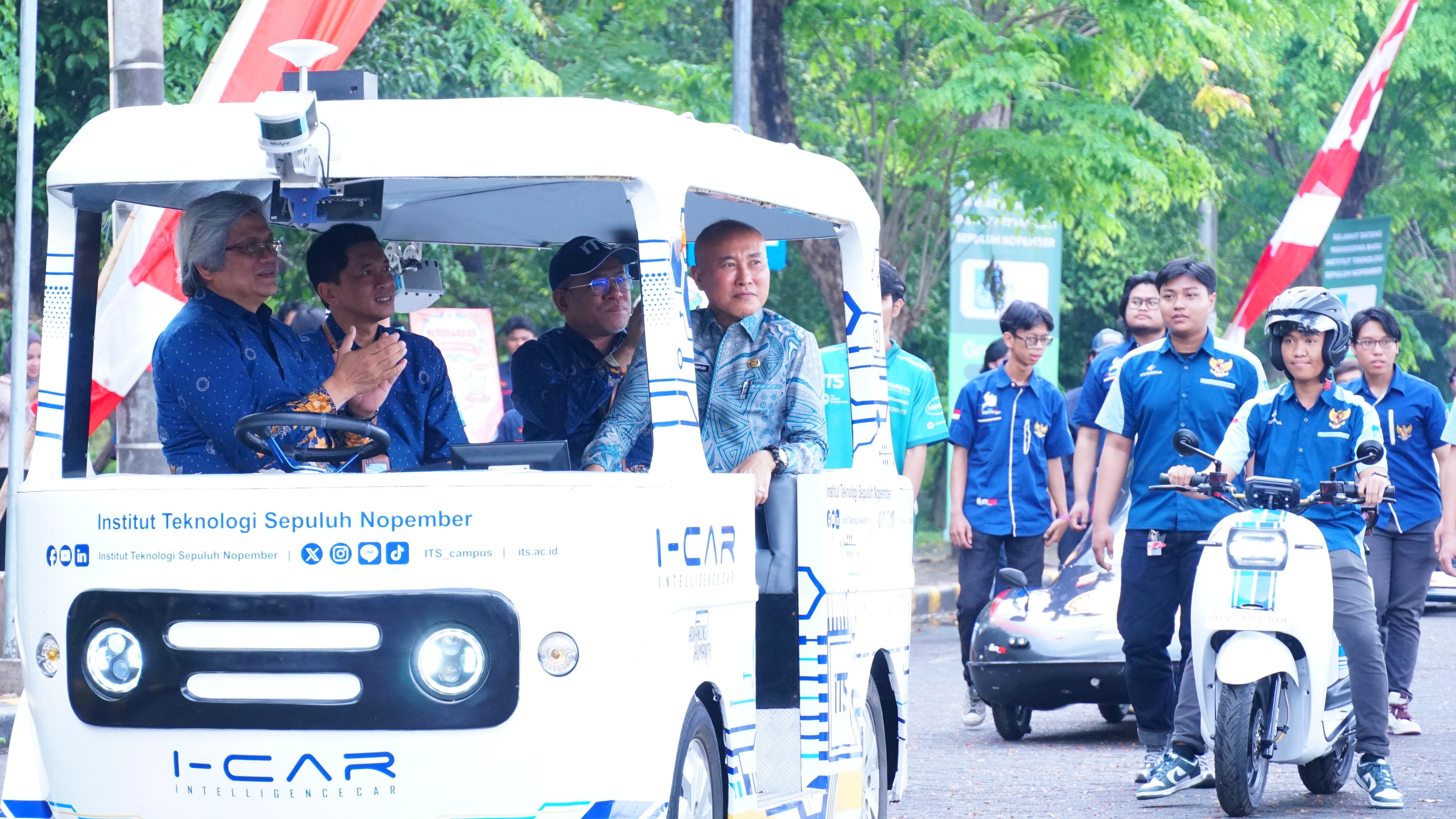 Gambar Rektor ITS Prof Ir Bambang Pramujati ST MScEng PhD beserta jajarannya menaiki inovasi iCar bersama iring-iringan produk unggulan tim riset ITS