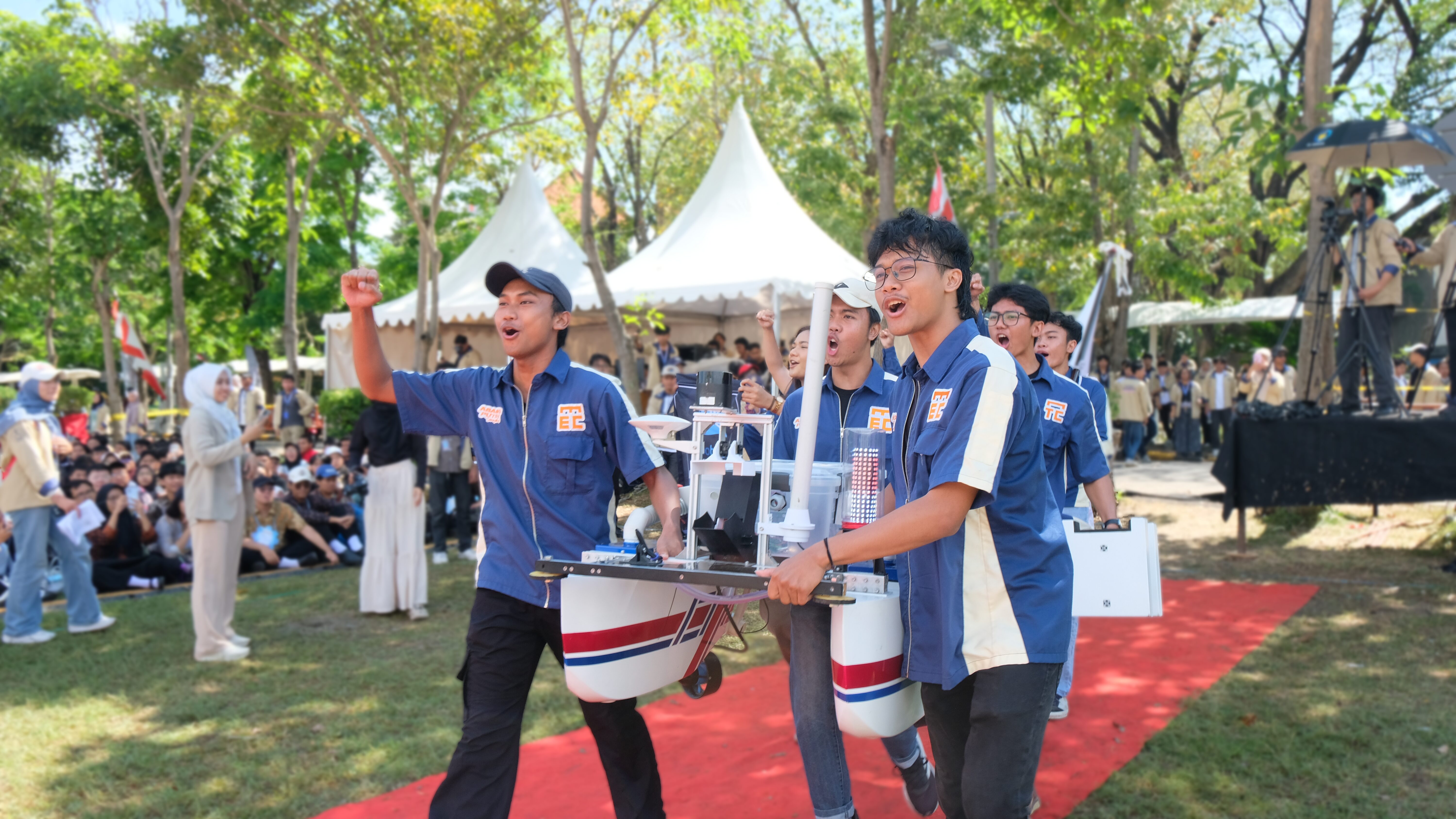 Gambar salah satu tim riset unggulan robotik ITS, Barunastra pada Parade Integralistrik di Gerigi x UKM Expo 2025
