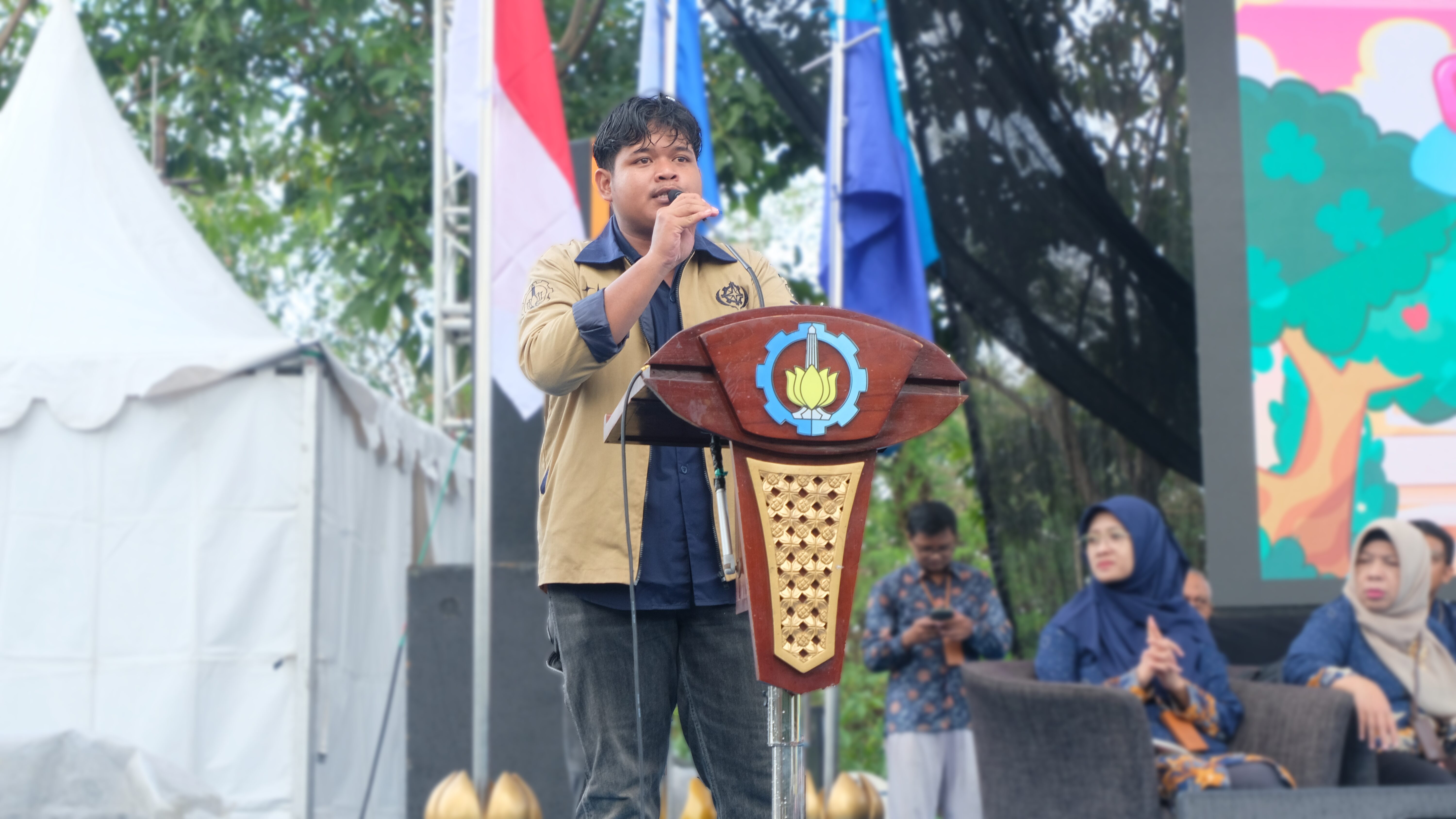 Gambar Ketua Pelaksana Gerigi x UKM Expo 2025 Angga Rahmat Ramdani memberikan sambutan dalam seremoni pembukaan Gerigi x UKM Expo 2025