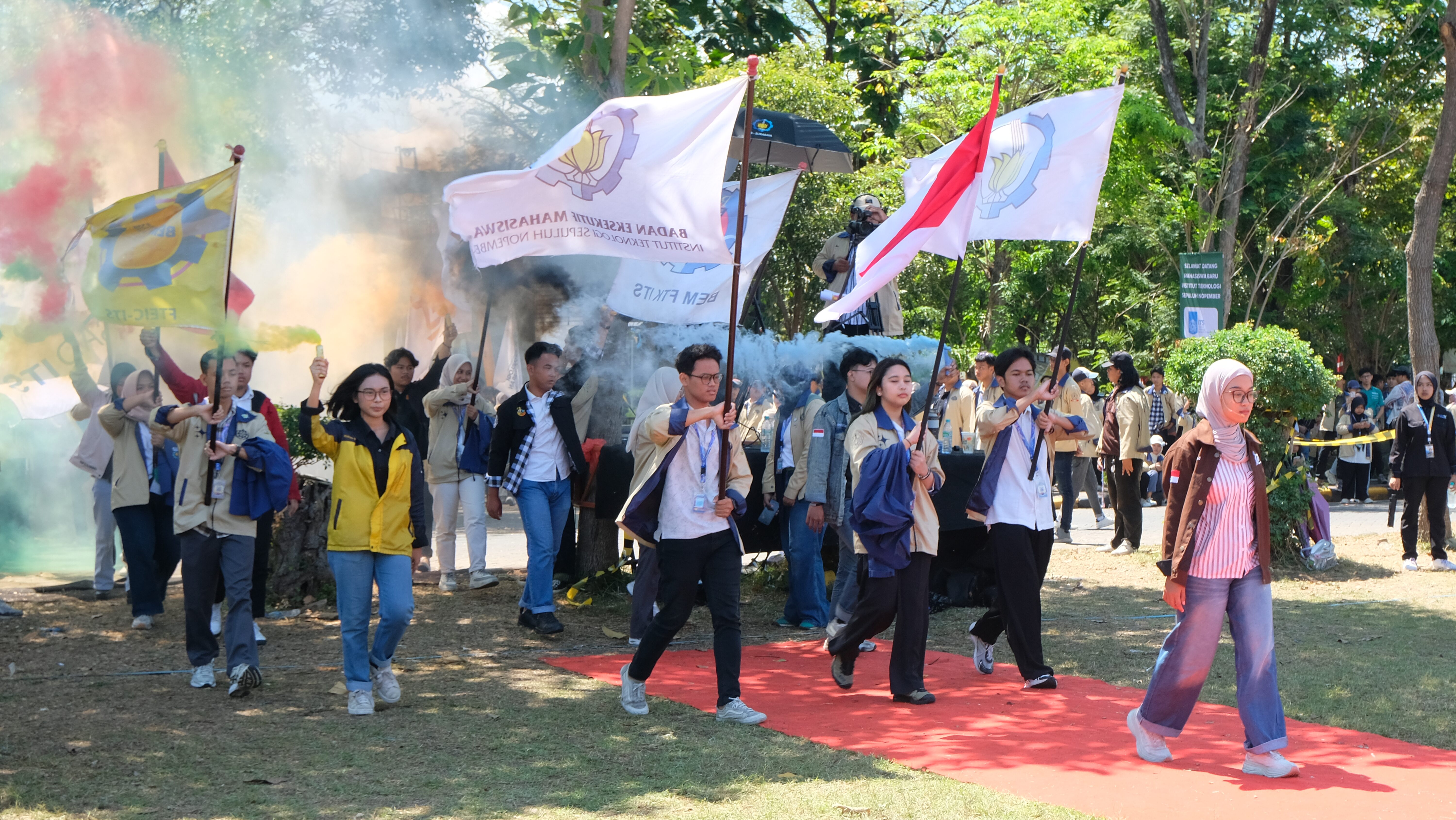 Gambar Presiden Badan Eksekutif Mahasiswa (BEM) ITS Jinan Elvaretta Aqilah Setyabudi memimpin Momen Integralistrik dalam Gerigi x UKM Expo 2025