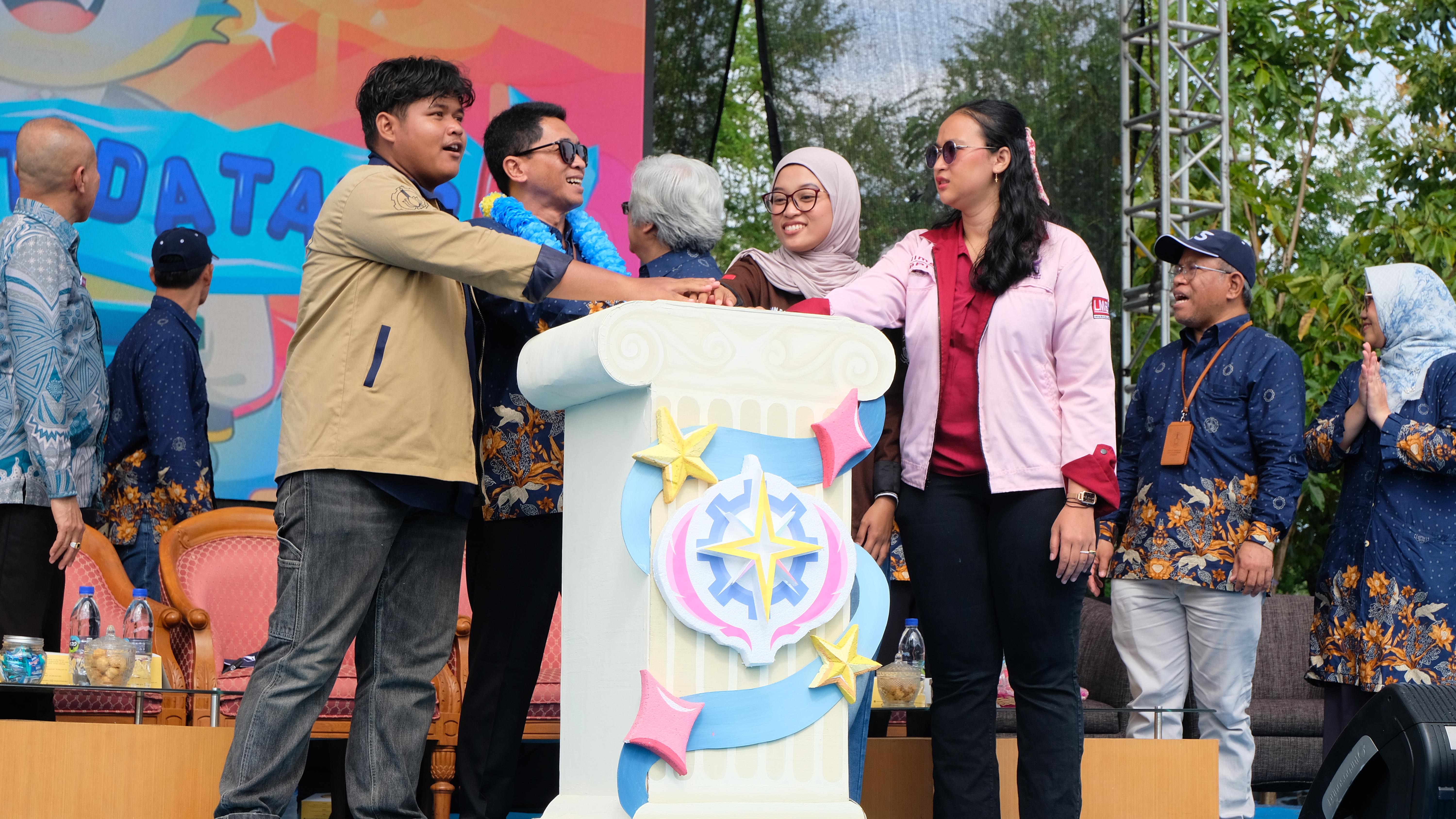 Gambar seremoni pembukaan Gerigi x UKM Expo 2025 secara simbolis dengan penekanan tombol pada podium oleh (dari kiri) Ketua Pelaksana Gerigi x UKM Expo 2025 Angga Rahmat Ramdani, Rektor ITS Prof Ir Bambang Pramujati ST MScEng PhD, Presiden Badan Eksekutif Mahasiswa (BEM) ITS Jinan Elvaretta Aqilah Setyabudi, dan Ketua Lembaga Minat dan Bakat (LMB) Yemima Jenevelin