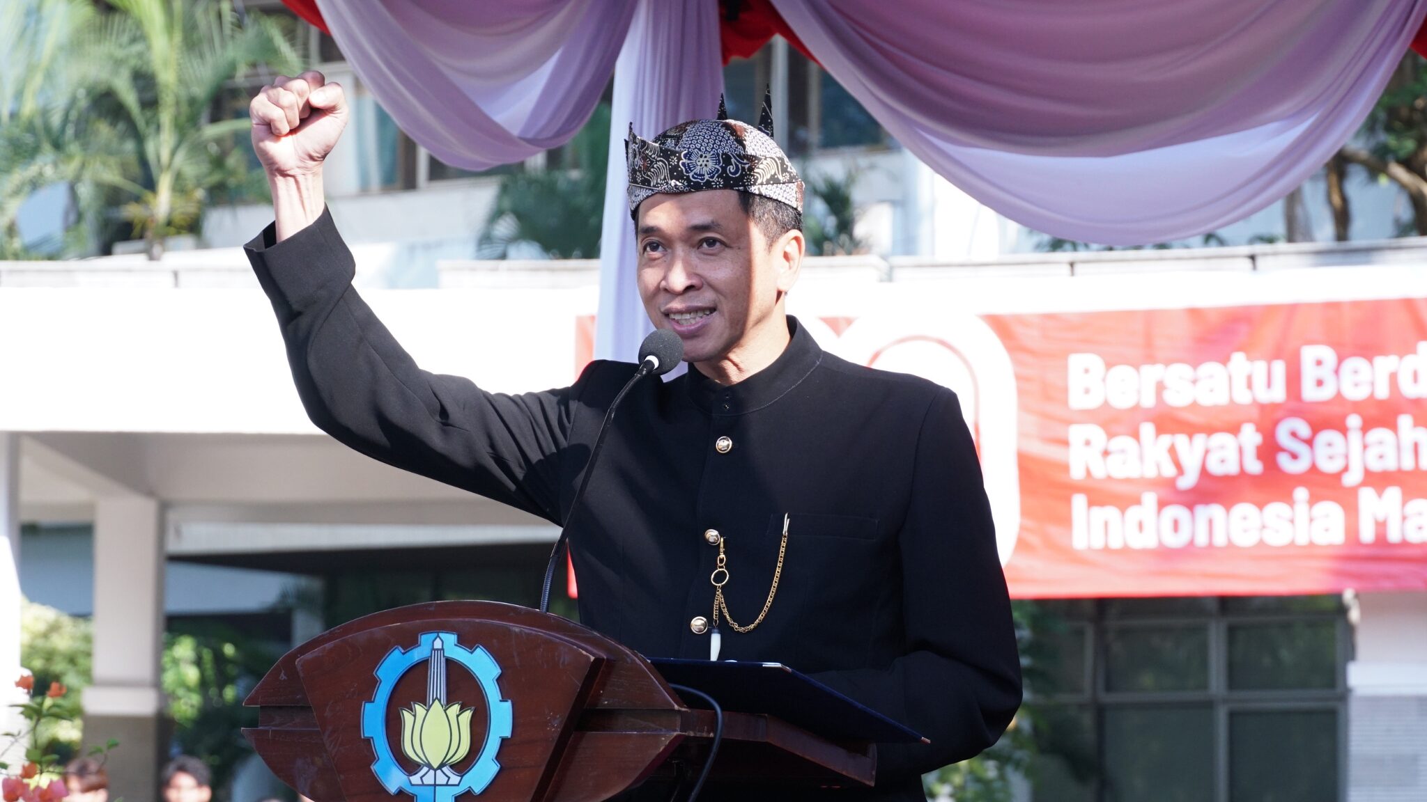 Foto Rektor ITS Prof Ir Bambang Pramujati ST MSc Eng PhD saat menyampaikan sambutannya dalam Upacara Kemerdekaan di Lapangan Perpustakaan ITS