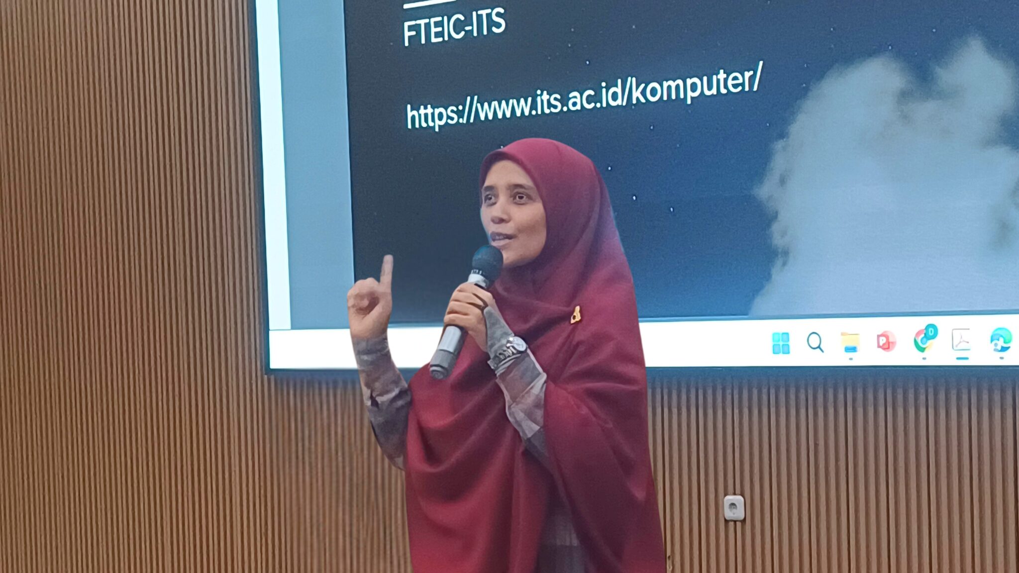 Foto Dr Diah Puspito Wulandari ST MSc saat mengenalkan Departemen Teknik Komputer ITS kepada peserta eksibisi