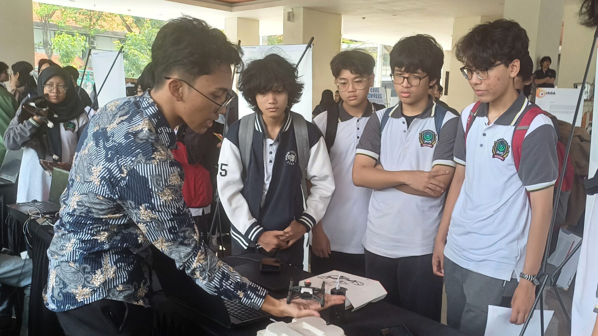 Mochammad Gery Taurisno (baju batik) saat mendemonstrasikan SARVIO-X pada gelaran Computer Engineering Expo 2025