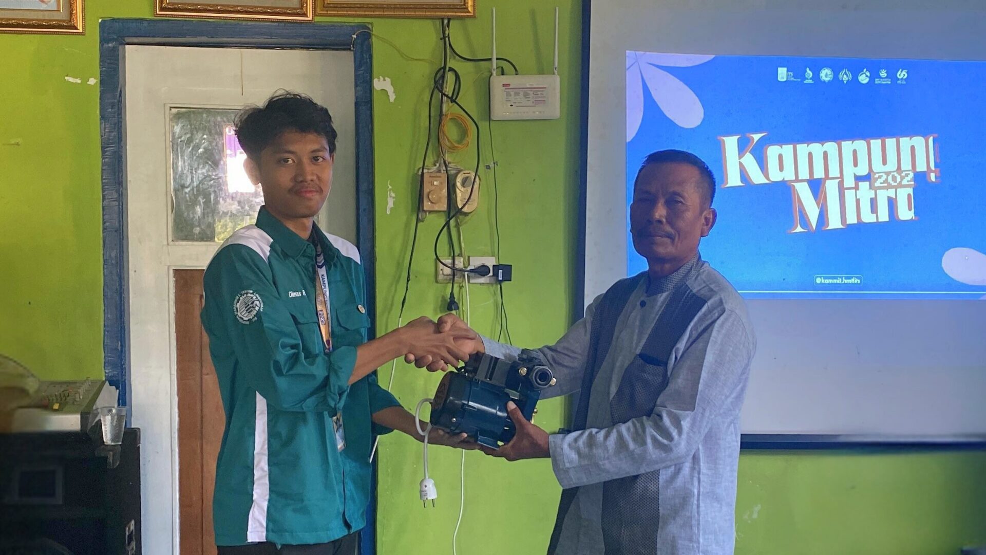 foto Ketua Pelaksana Kammit 2025 Dimas Ruliaduta Ragil Islami (kiri) saat menyerahkan pompa air kepada Ketua RW 03 Kelurahan Medokan Semampir (kanan) pada pembukaan Kammit 26 Juli lalu