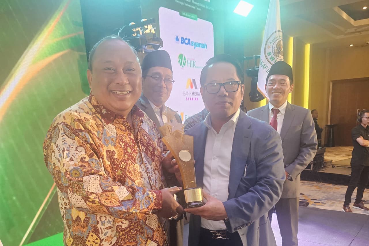 Ketua LPDA ITS Dr Eng Kriyo Sambodho ST MEng (kiri) saat menerima penghargaan BWI Awards 2025 pada kategori Wakif PTNBH Terbaik