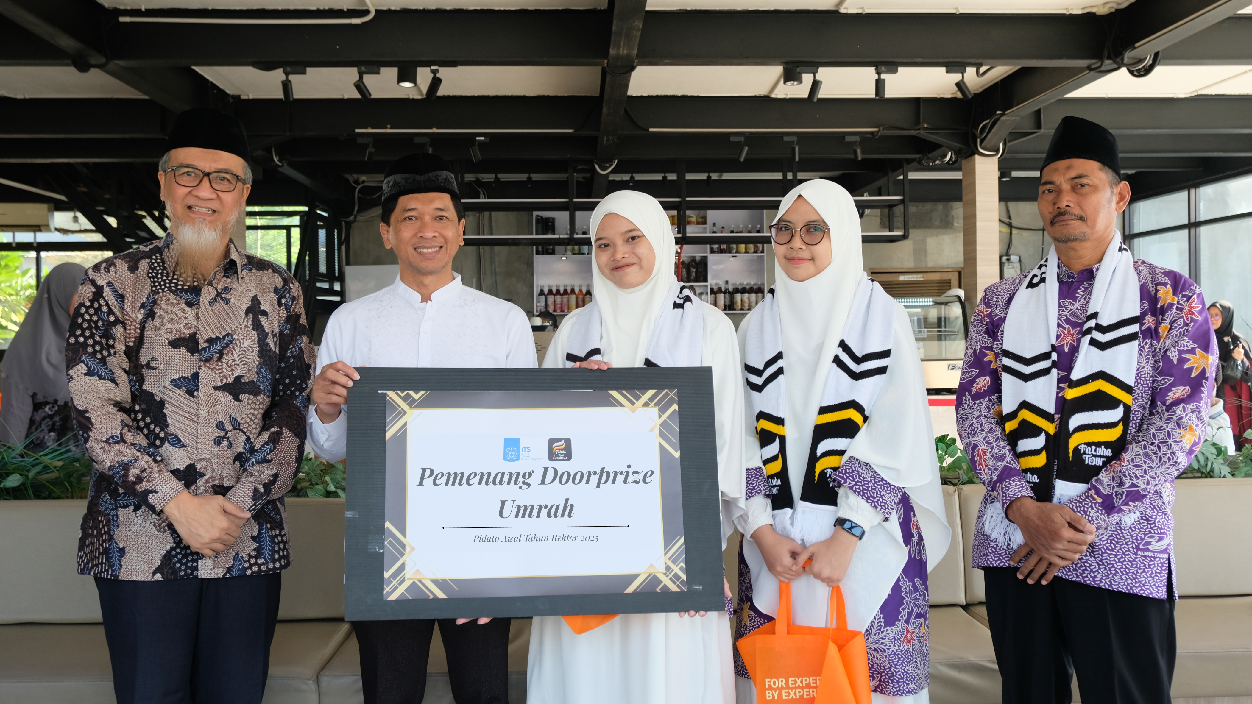 Rektor ITS Prof Ir Bambang Pramujati ST MScEng PhD (dua dari kiri) bersama dengan para calon jamaah umrah 2025