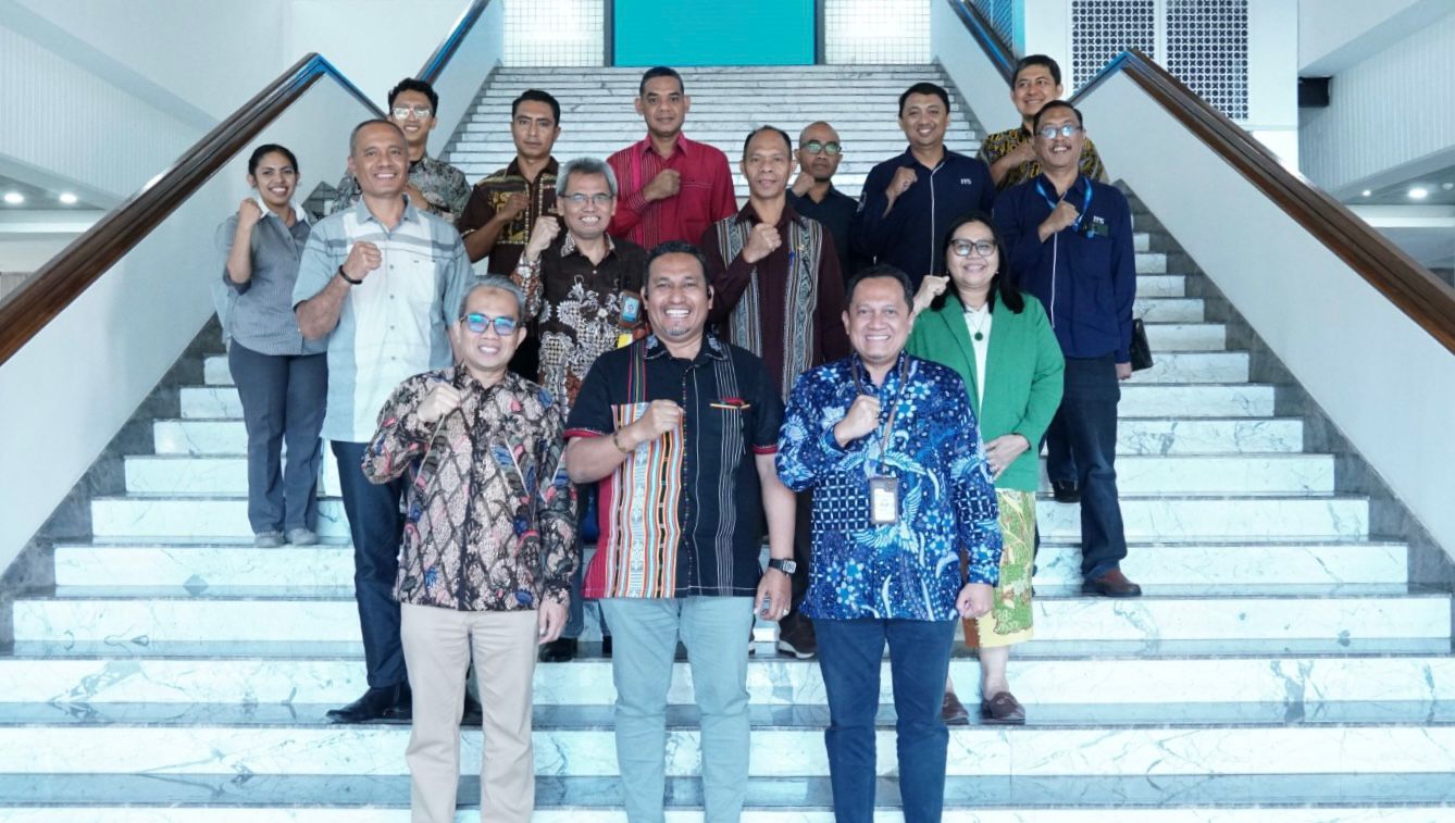 Foto bersama antara pimpinan ITS dengan jajaran Pemerintah Kabupaten TTU di Gedung Rektorat ITS setelah penandatanganan MoU