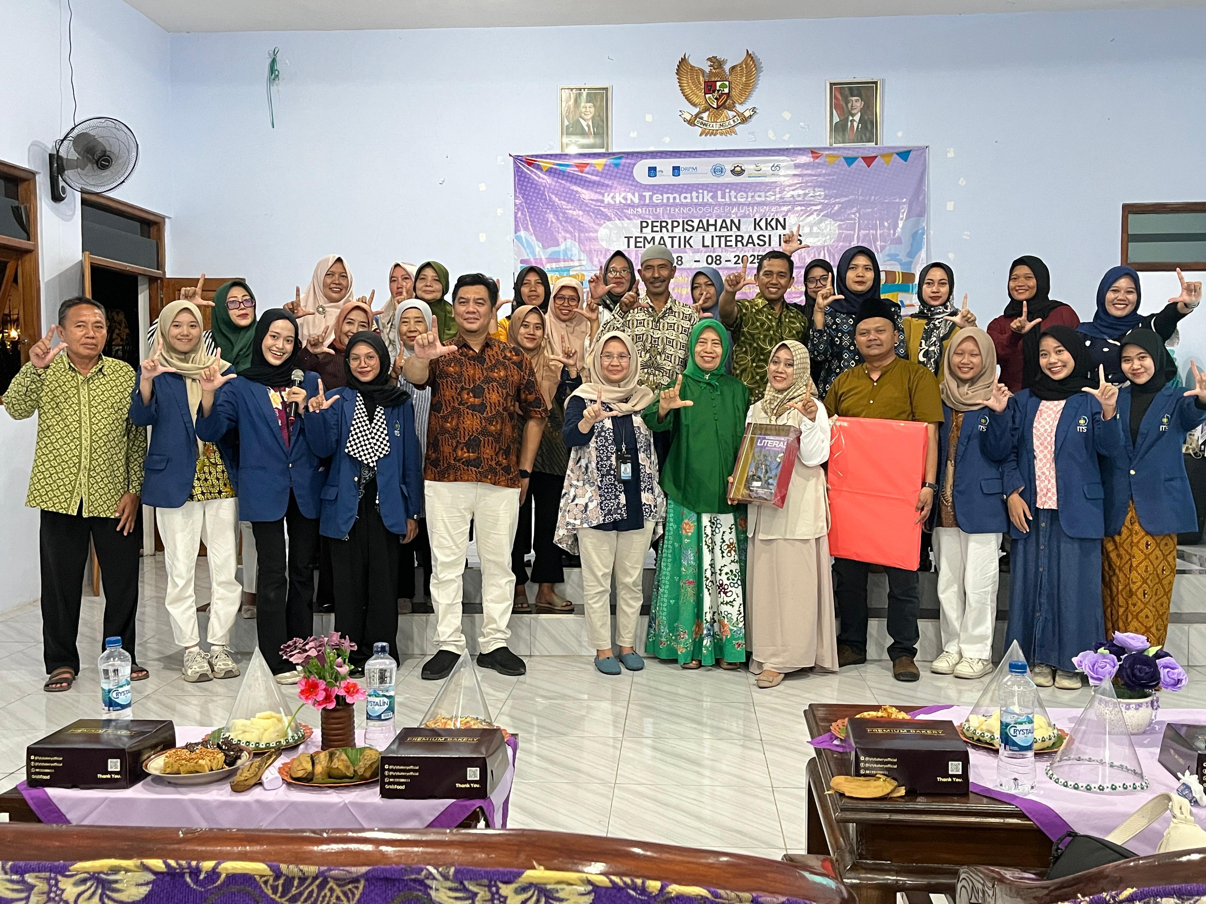 Foto bersama setelah menyelesaikan serangkaian program kerja dari KKN Tematik Literasi ITS di Kantor Kepala Desa Candirejo, Kabupaten Nganjuk