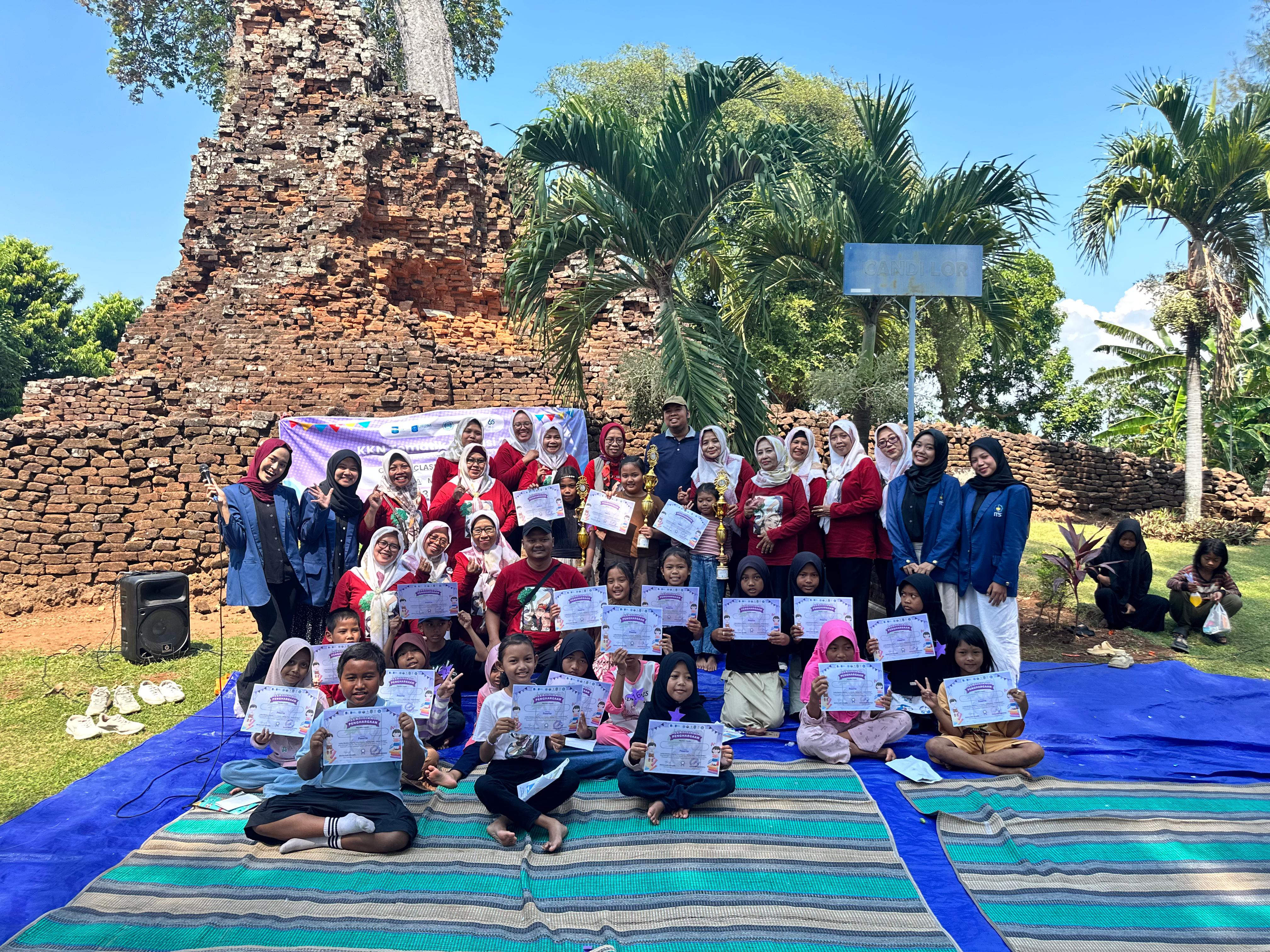 Tim KKN Tematik bersama para peserta lomba dalam salah satu program kerja bernama lomba membaca nyaring