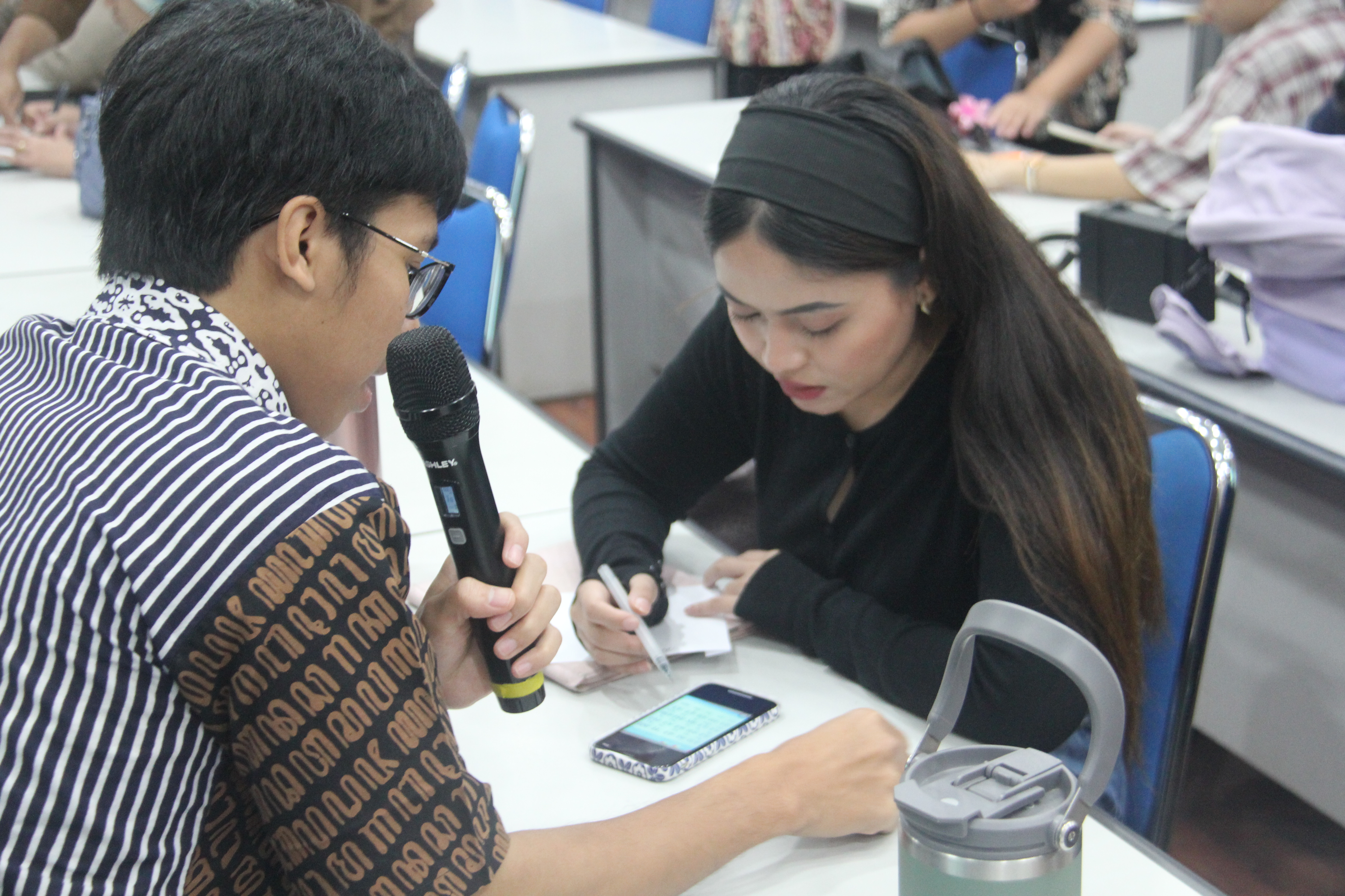 Gambar Salah satu peserta art workshop dari Universitas Malaya Malaysia ketika mendapatkan materi patra