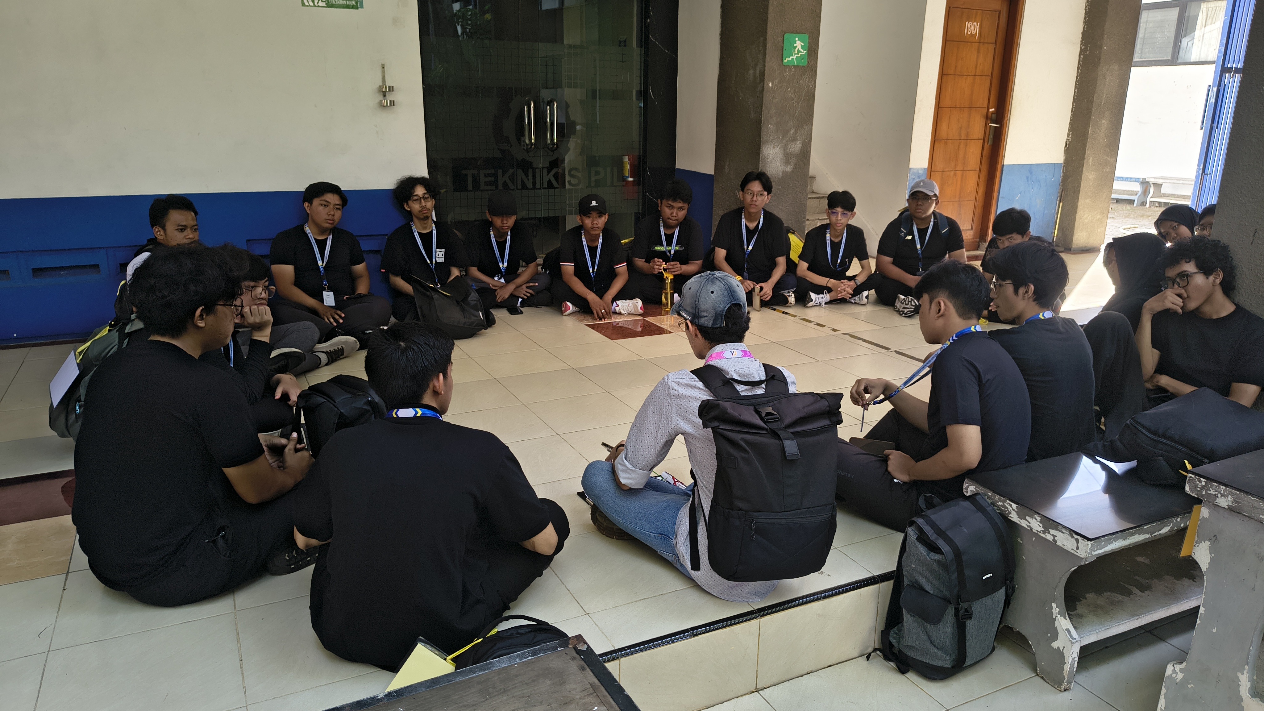 Gambar Mahasiswa baru (maba) dan mentor dalam sesi refleksi pembelajaran SDGs pada ITS Camp di Pos Departemen Teknik Sipil ITS