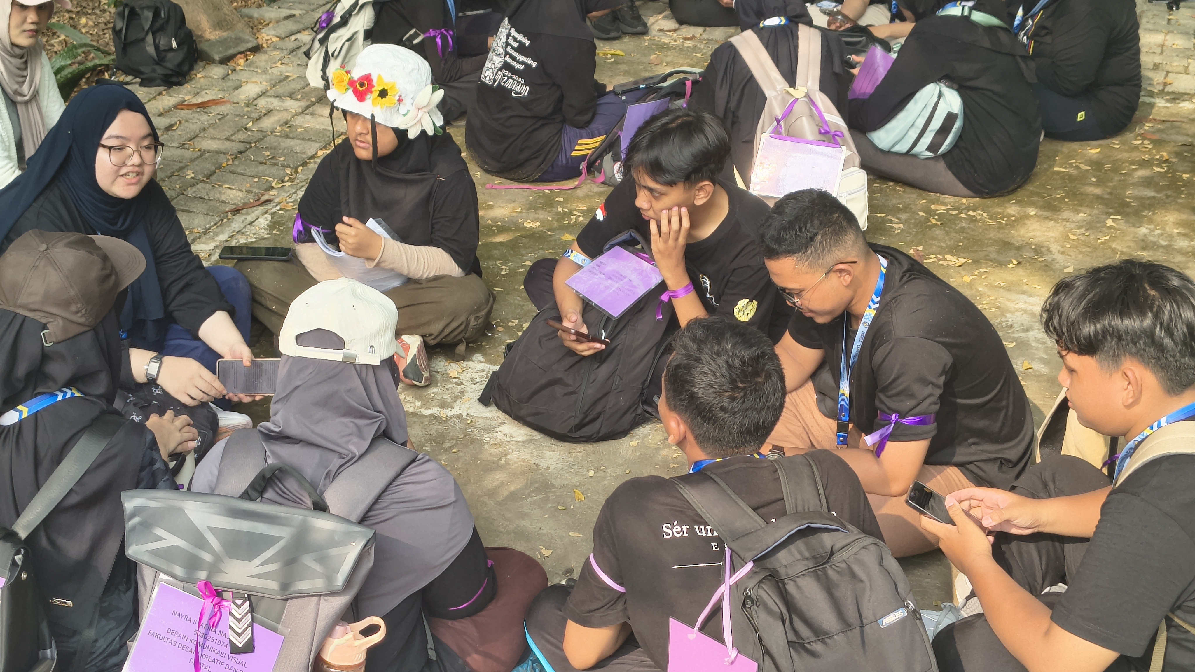 Para mahasiswa baru saat mengakses konten pembelajaran interaktif melalui laman learning.its.ac.id dalam rangkaian PKKMB 2025