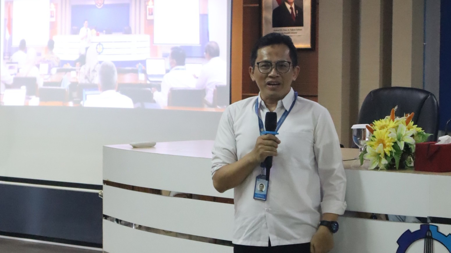 Kepala Seksi Evaluasi dan Pengembangan Metode Pembelajaran Direktorat Pengembangan Akademik dan Inovasi Pembelajaran (DirPAIP) Dr Suyanto ST MT dalam sesi sambutan pada workshop bertajuk Penulisan dan Penerbitan Buku Ajar