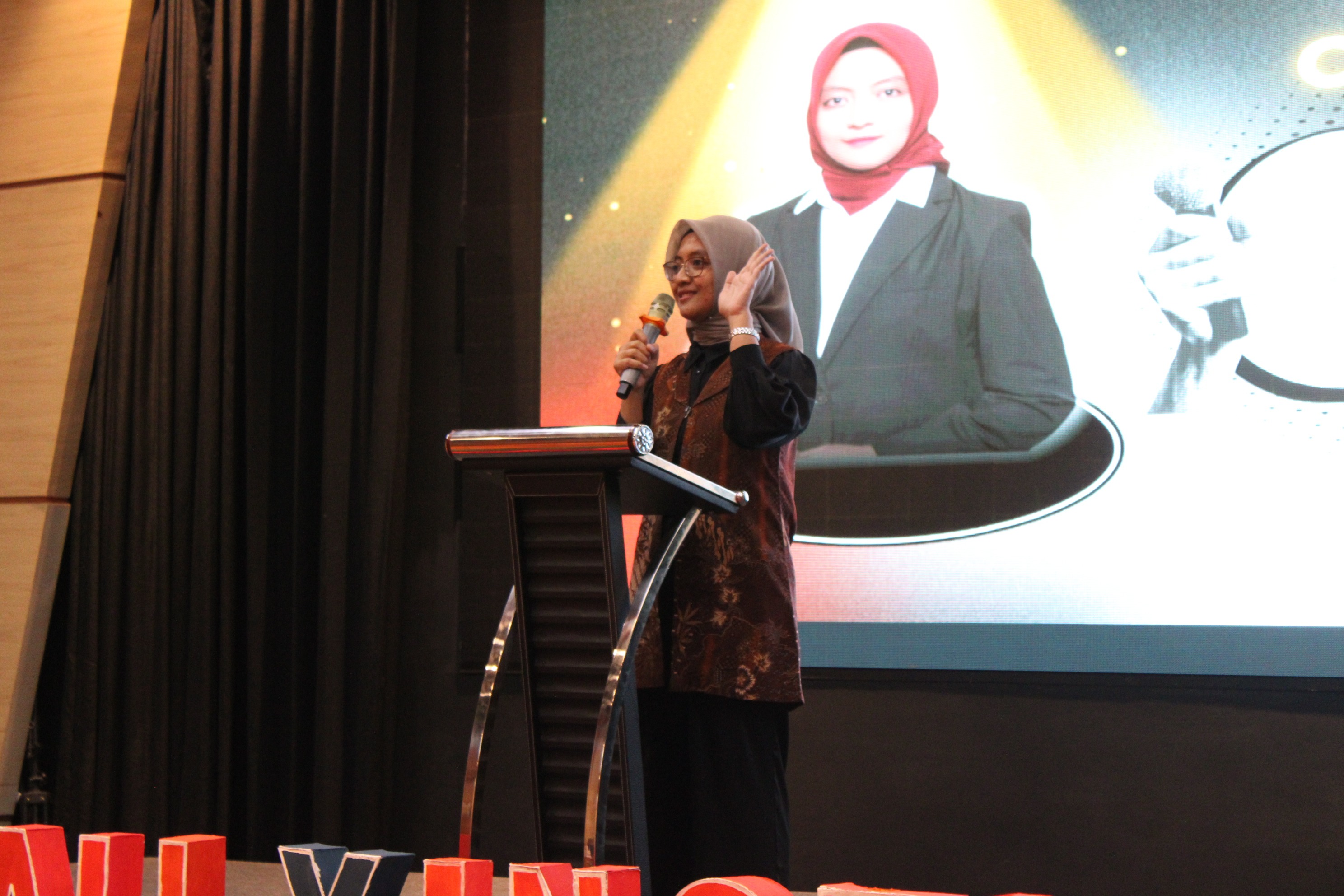 Gambar dosen penanggung jawab Ir Ega Rizkiyah ST MT dalam sesi closing speech