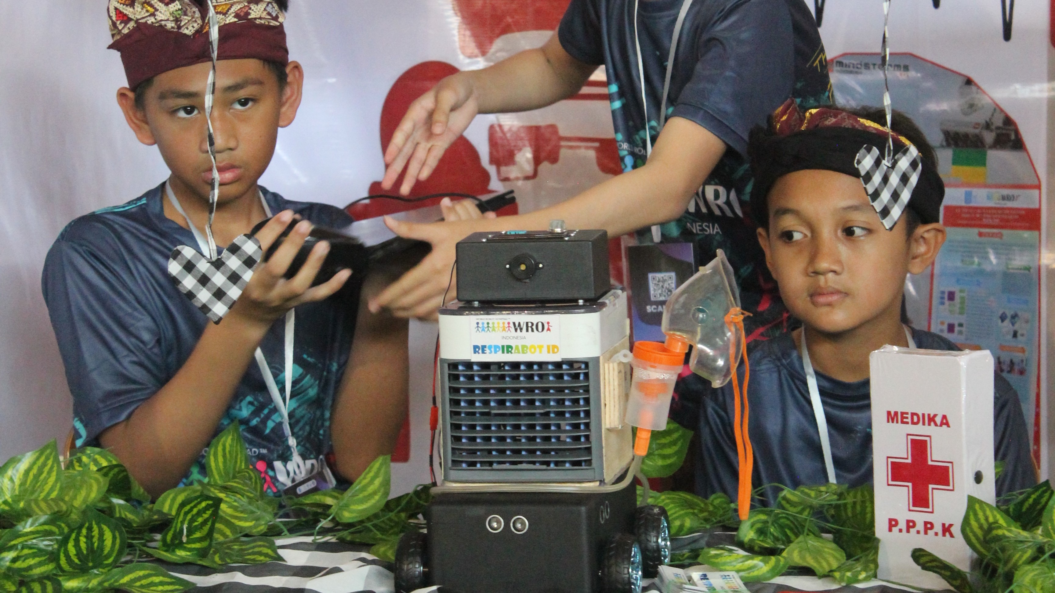 Gambar salah satu tim lomba katergori Future Inovator saat memamerkan inovasi robotnya