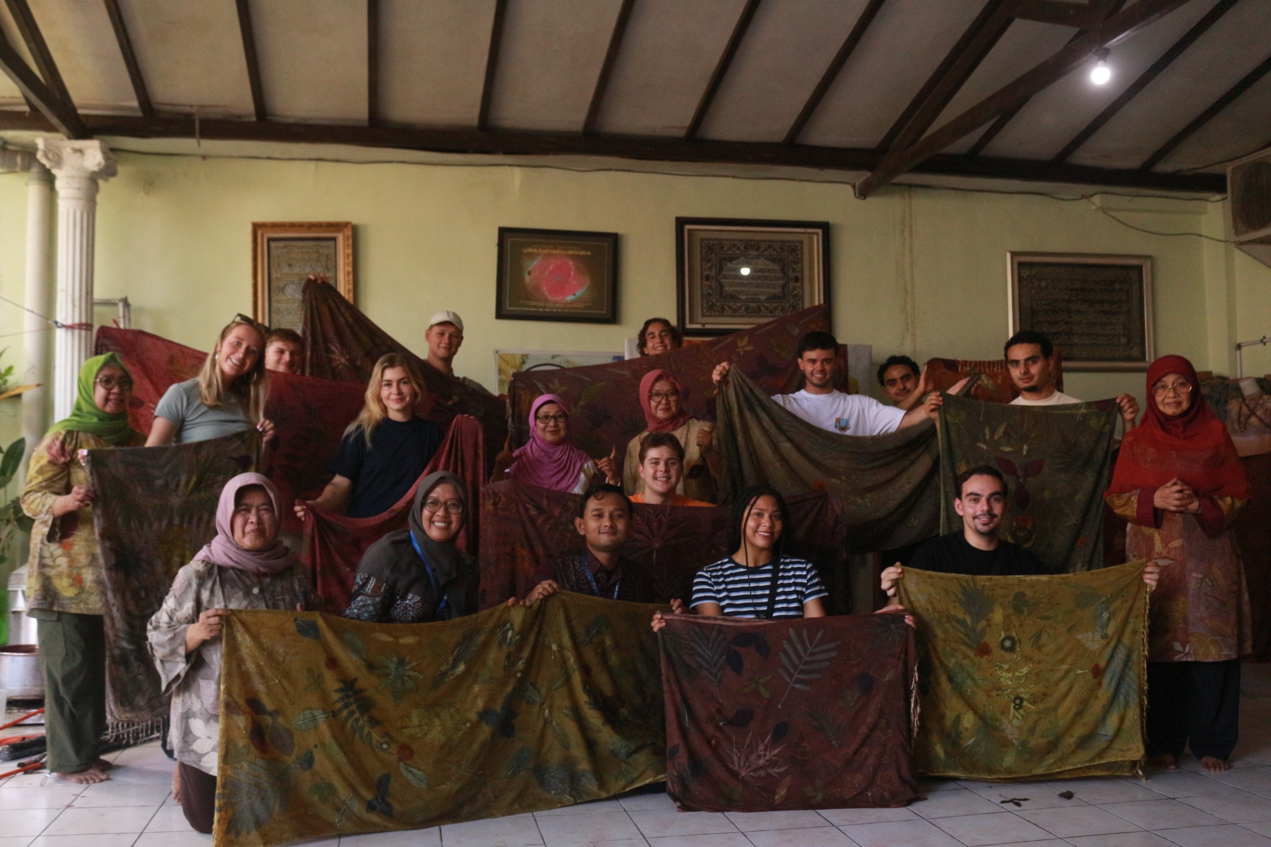 Wahyu Iriani SH (pojok kiri) bersama Mahasiswa HU University dan anggota Omah Ecoprint saat membuka hasil karya mahasiswa