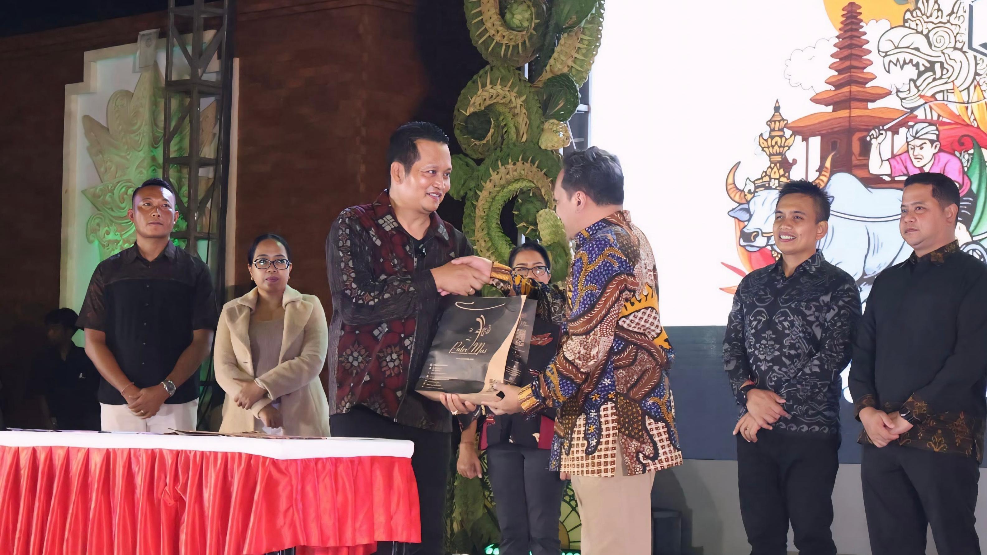 ITS dan Pemerintah Kabupaten (Pemkab) Jembrana saling bertukar cendera mata usai penandatanganan Nota Kesepahaman (MoU) pada perayaan HUT ke-130 Kota Negara