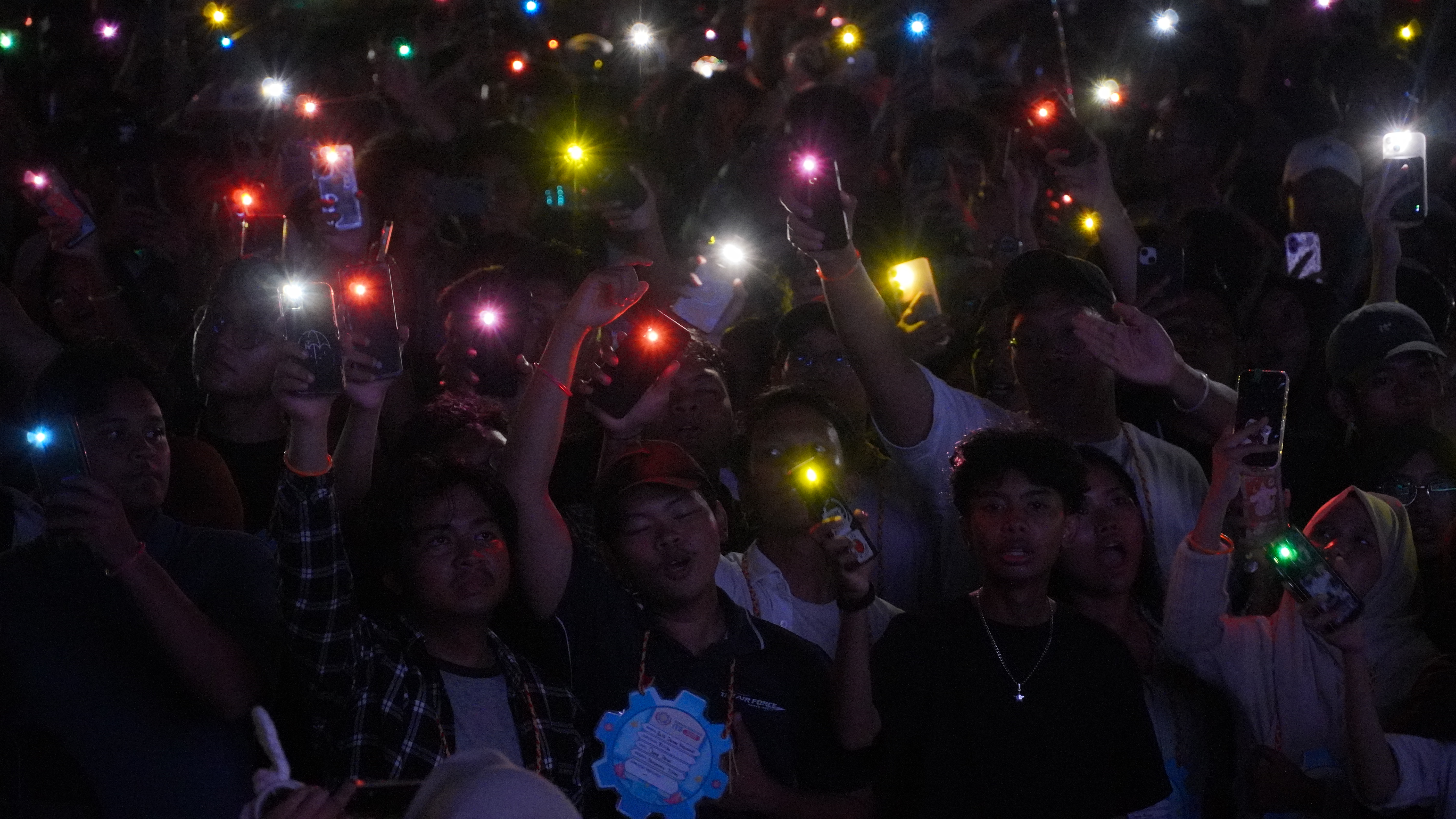 Antuasias para maba memainkan flashlight warna warni mereka saat lagu pelangi dibawakan oleh HIVI!
