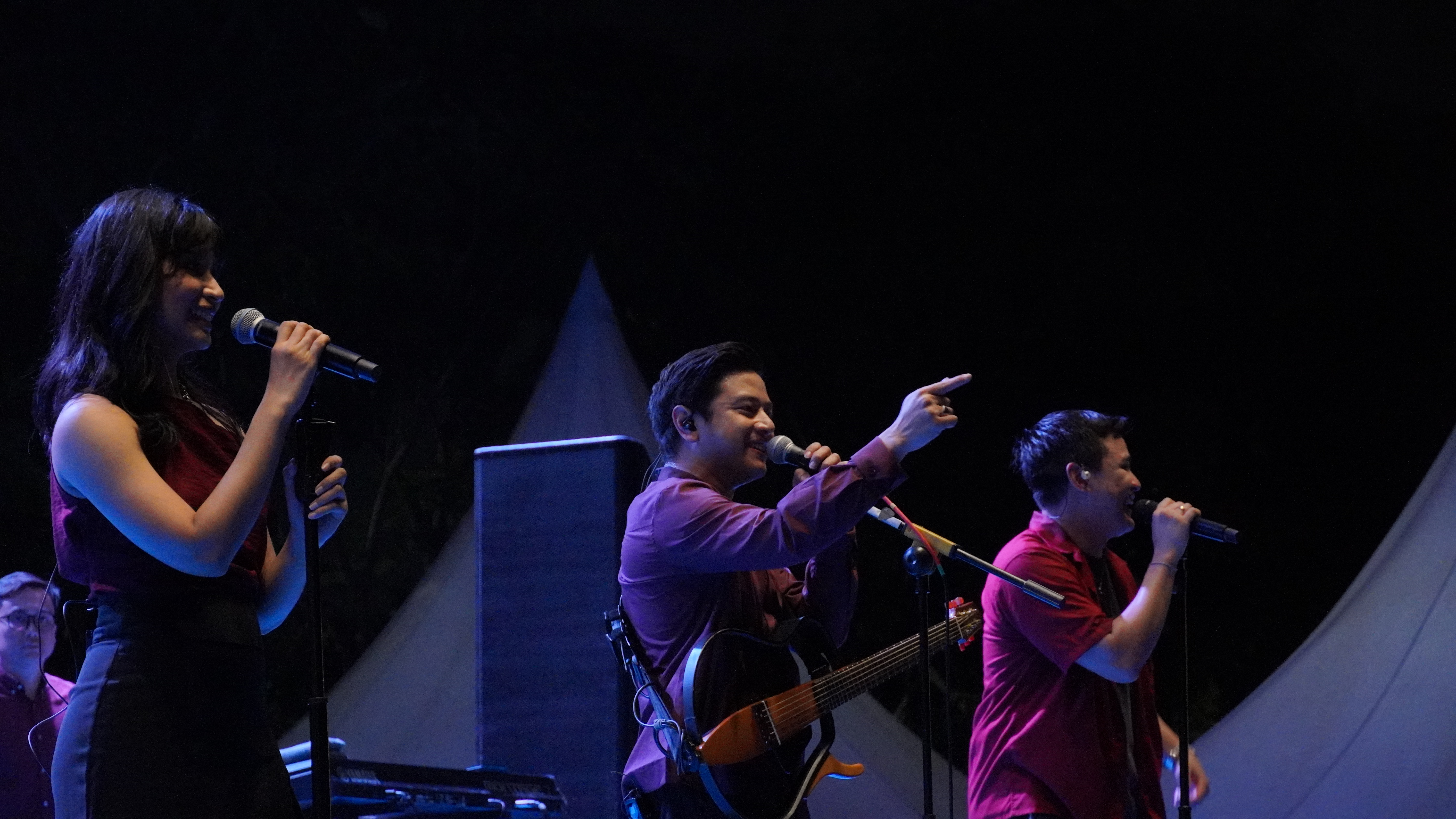 (Dari kiri) Keisha Cinantya, Febrian Nindyo, dan Ilham Aditama yang merupakan anggota grup musik HIVI! saat memeriahkan puncak GEREX 2025