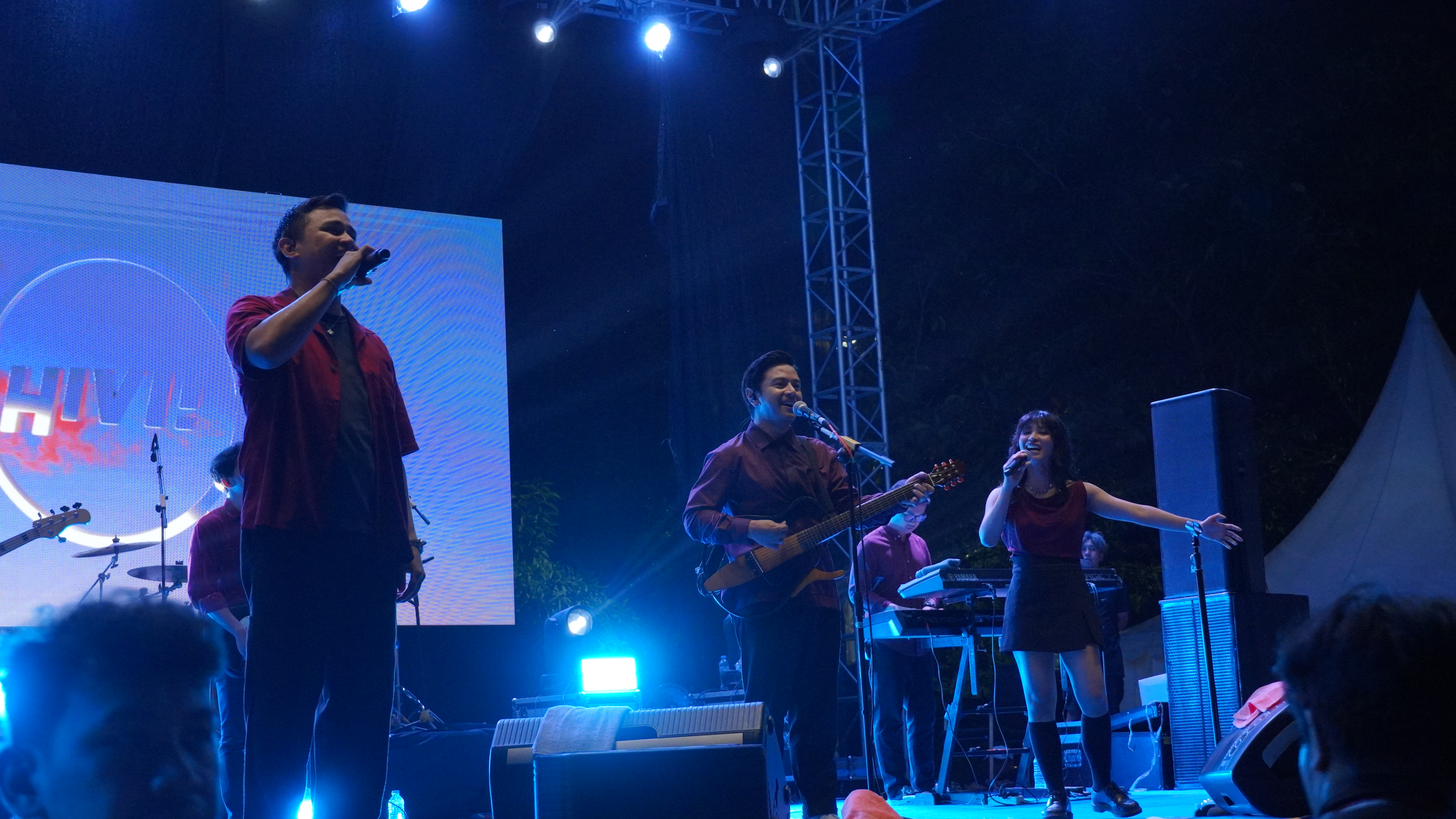 HIVI! saat HIVI! melantunkan Siapkah Kau Tuk Jatuh Cinta Lagi disambut riuh semangat mahasiswa baru