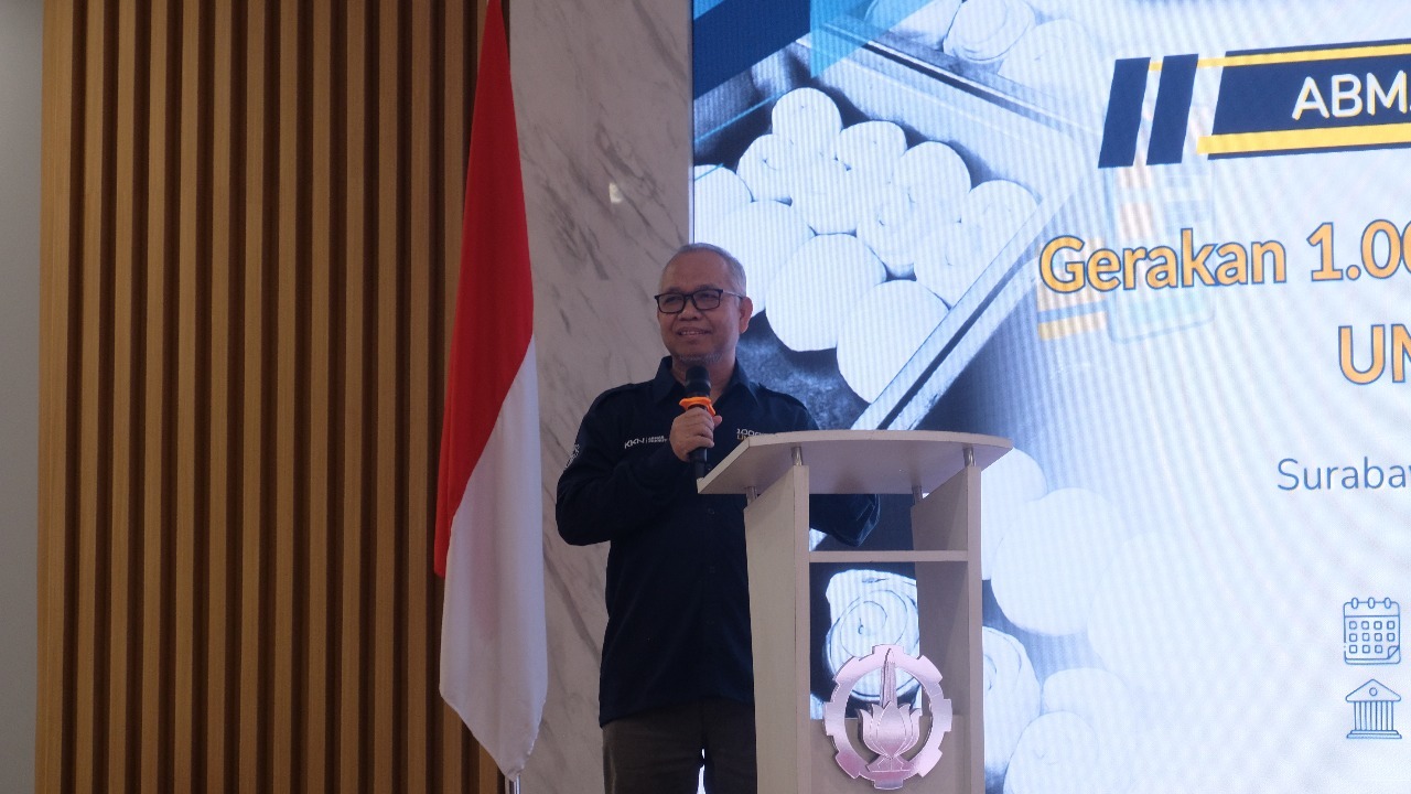 Kepala Pusat Studi Potensi Daerah dan Pemberdayaan Masyarakat (PDPM) ITS Dr Sutikno MSi memberikan sambutannya pada Peresmian KKN Abmas Prioritas di Gedung Research Center ITS