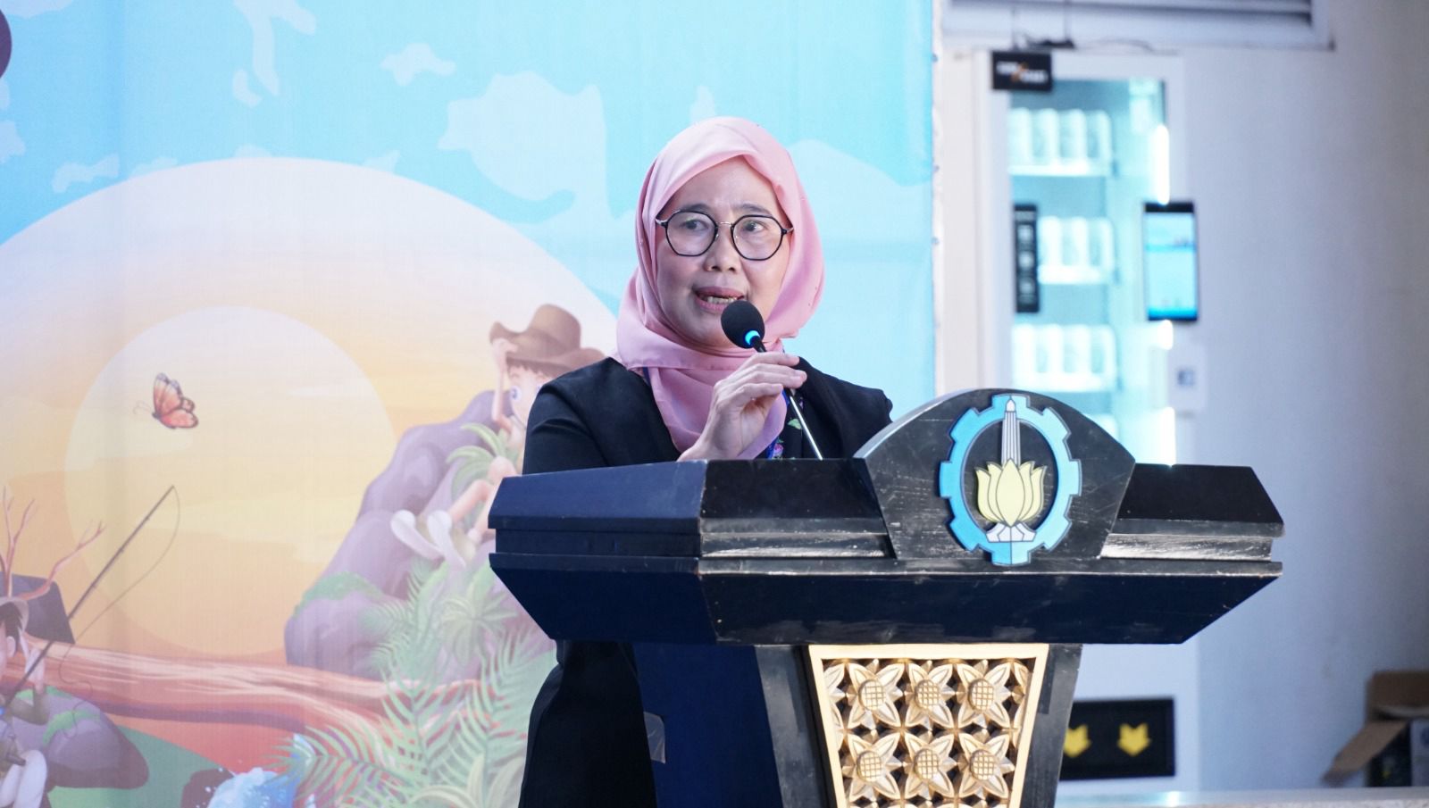 Ketua Pelaksana Ekspedisi Patriot ITS Prof Dr Ir Aulia Siti Aisjah MT saat memberikan laporan sebelum resmi melepas keberangkatan Tim Ekspedisi Patriot 2025