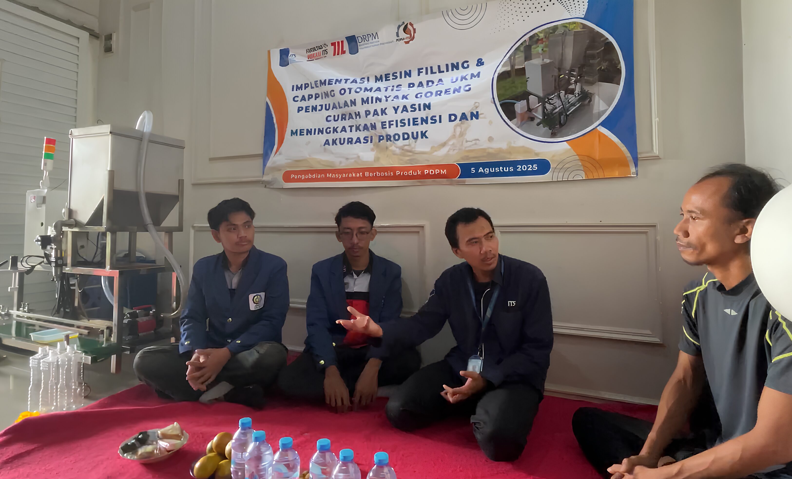 Ketua tim Abmas ITS Mashuri SSi MT (dua dari kanan) saat memberikan menjelaskan mengenai pentingnya digitalisasi dan otomasi dalam proses produksi pada UMKM CV Putra Bangsa
